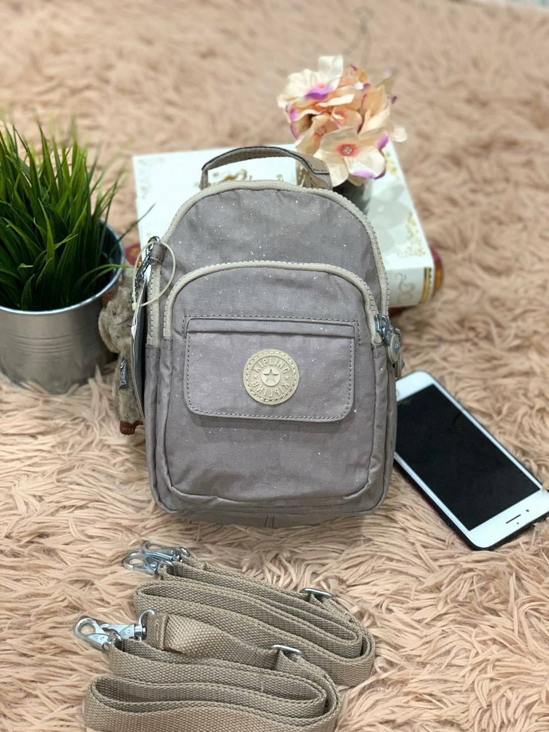 Kipling alber solid Convertible mini backpack (HD7349) กระเป๋าเป้ขนาดมินิ สไตล์3in1 ที่สามารถถือ/สะพายข้างหรือเป็นเป้ก็ได้ มีช่องซิปใช้งาน2ช่อง ภายในแบ่งเป็นช่องเล็กใส่ของจุกจิก ด้านหน้าเพิ่มช่องเล็กเปิดปิดด้วยกระดุมแม่เหล็ก มาพร้อมพวงกุญแจลิงขนปุกปุยและส