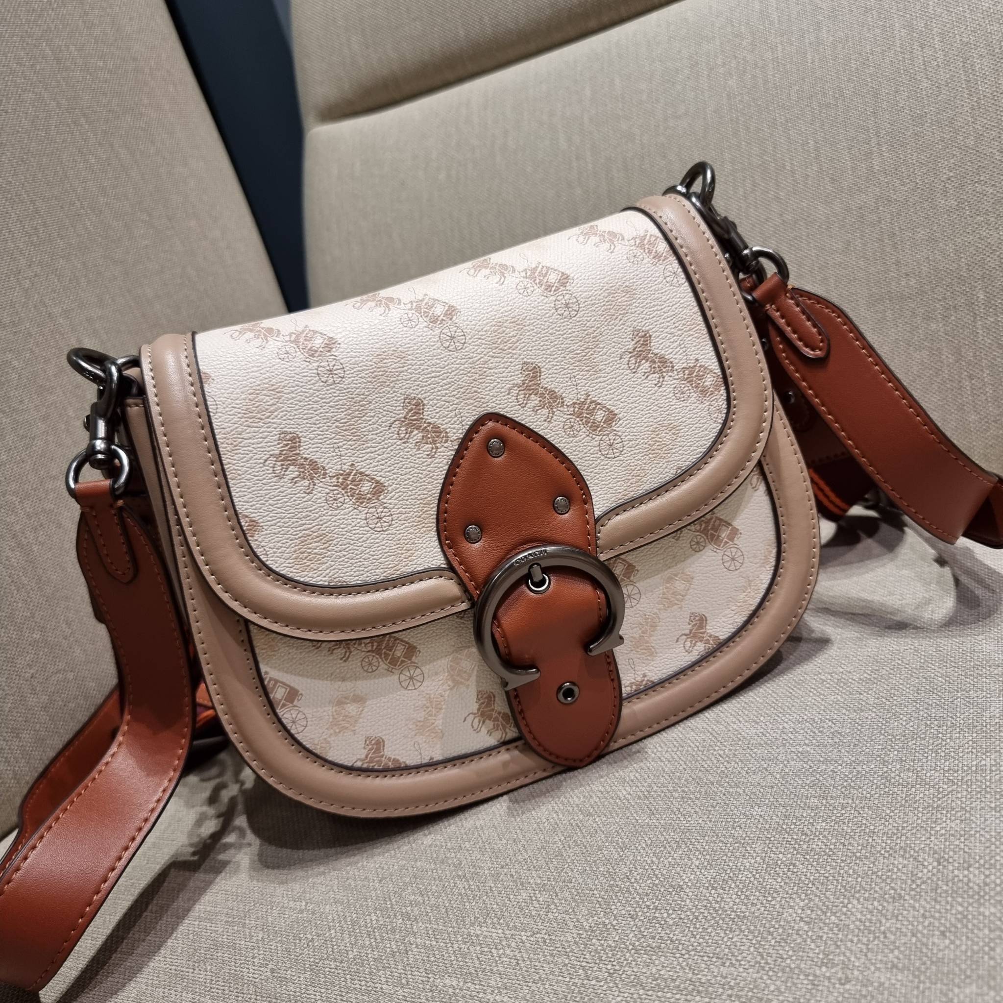 COACH C0745 BEAT SADDLE BAG WITH HORSE AND CARRIAGE PRINT The best item! ที่สาวๆรอคอย! ฮอตไฟลุก! สีหายาก ละมุนคุณหนู คอลเลคชั่นใหม่ ดีไซน์หรูหรา พิเศษมากๆมาพร้อมสายสะพาย 2 เส้น ใช้คู่กันหรือแยกสะพายก็สวยครบสูตร กระเป๋าสะพายทรง saddle คลาสสิค เปิด-ปิดด้วยก