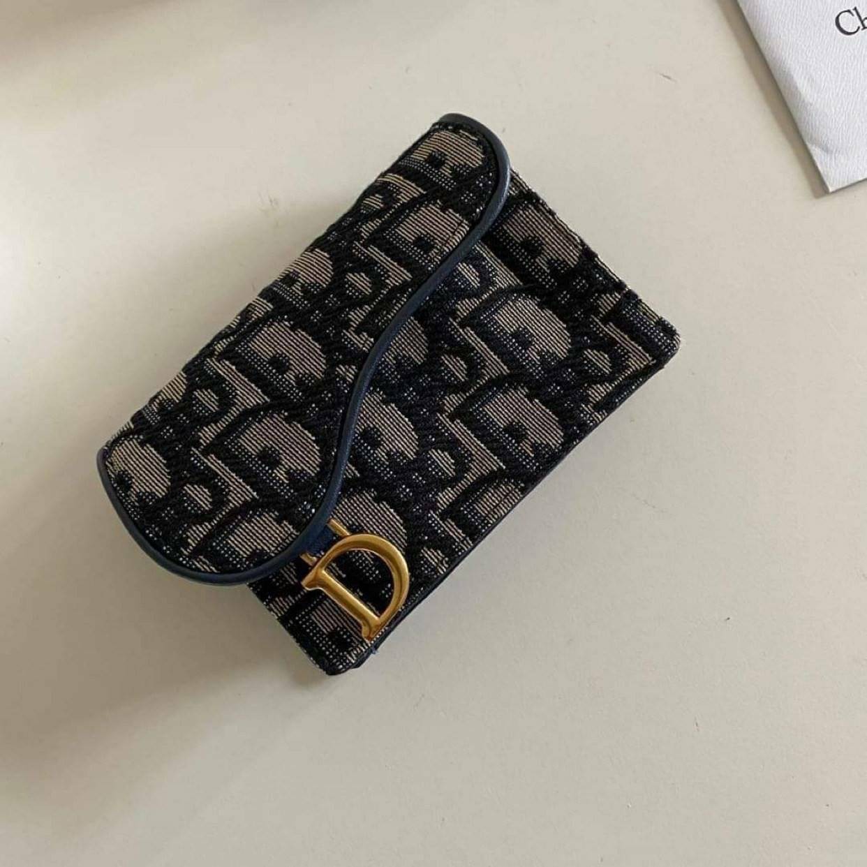 VIP 】DIOR MONOGRAM SADDLE FLAP CARD HOLDER กระเป๋าใส่บัตร ใส่เหรียญ วัสดุหนังแท้ และผ้า Jacquard อย่างดี ทอสวยงามที่สุด ผสมผสานความสง่างามและคลาสสิกที่เข้ากับยุคสมัย ด้านหน้าโดดเด่นด้วยซิกเนเจอร์ของ Christian Dior อะไหล่สีทองอ่อน เงางาม เป็นอีกหนึ่งรุ่นที
