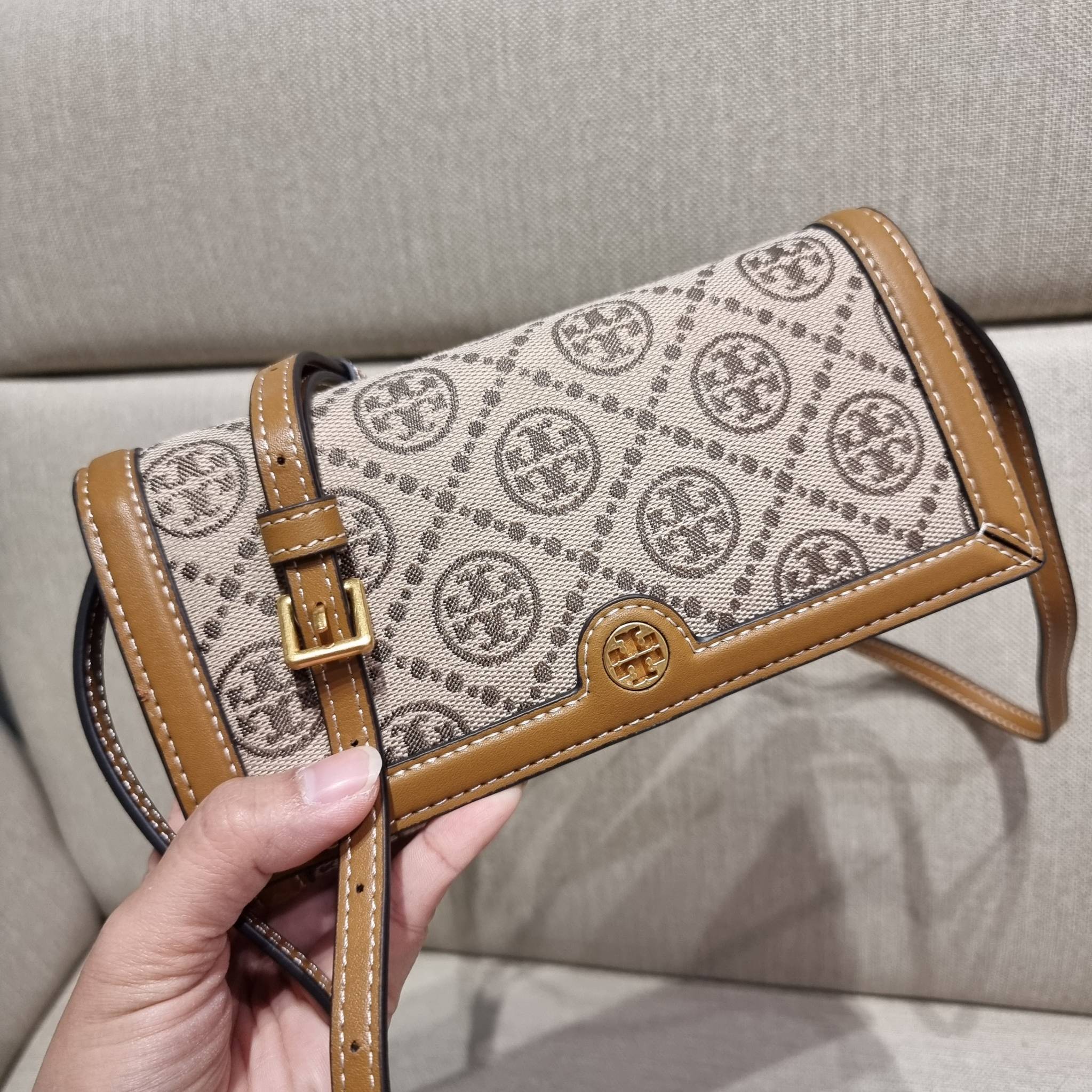 TORY BURCH T MONOGRAM JACQUARD CROSSBODY WALLET best seller ของคอลเลคชั่นนี้ ต้องไม่พลาด กับกระเป๋าสะพายกึ่งกระเป๋าสตางค์ ที่ช่วยให้ชีวิตง่ายขึ้น วัสดุผ้า jacquard ตัดสลับหนังแท้ เปิด-ปิดแบบฝาปิดแม่เหล็ก ภายในใส่ธนบัตรได้ มีช่องใส่บัตร และยังมีช่องซิปอีกด