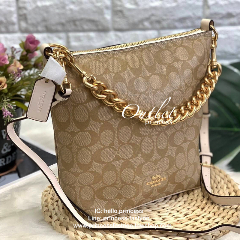 COACH MINI ABBY DUFFLE IN SIGNATURE PVC BAG กระเป๋าสะพายข้าง คล้องไหล่ได้ วัสดุ pvc นิ่มอย่างดี ใบจริงสวย เปิดปิดกระเป๋าแบบซิปภายในโล่ง กว้าง ใส่ของจุ มีช่องเล็กใส่ของจุกจิก มีสายให้ 2สาย ถอดออกได้ทั้ง2สาย เป็นอีกรุ่นที่แนะนำค่ะ Size:::26*9.5*24 cm “10.5”