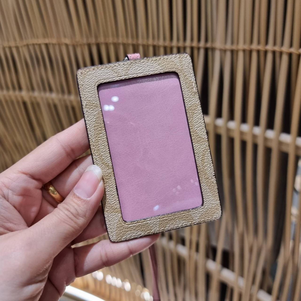 COACH ID LANYARD IN COLORBLOCK SIGNATURE CANVAS ง่ายๆแบบไม่ธรรมดา!! คลาสสิคแต่มีดีเทลโดดเด่น!! กระเป๋าถนอมบัตร พร้อมสายคล้องคอ ดีไซน์ลวดลายสวย ดูดีทุกแบบ ใช้งานง่าย พกพาสะดวก จะใส่บัตรพนักงาน บัตรเครดิต บัตรปชช. ใบขับขี่ และบัตรอื่นๆที่อยากจะใส่!! ตามใจไป