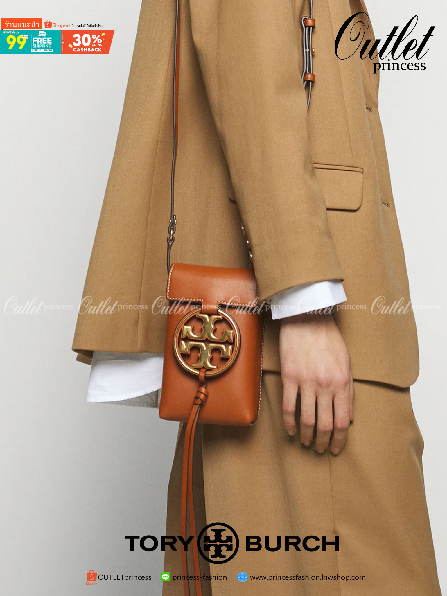 TORY BURCH MILLER METAL PHONE CROSSBODY อีกหนึ่งกระเป๋าใส่มือถือรุ่นฮิตที่เชื่อว่าหลาย ๆ คนต้องเคยเห็นผ่าน ๆ ตามาอย่างแน่นอน กับแบรนด์ Tory Burch ดีไซน์กระเป๋าทรงฝาพับแม่เหล็กใช้งานง่าย มาพร้อมดีเทล Logo แบรนด์โดดเด่นสีทองตัดกับหนังแกะสีดำ ดูหรูดูแพง! แต่