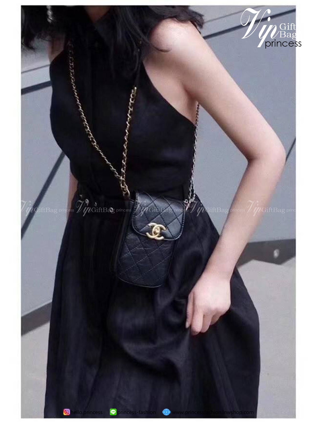 CHANEL VIP GIFT WOC BAG งาน CHANEL VIP GIFT ของแท้ 100% จากเคาเตอร์แบรนด์ CHANEL ทรงแนวตั้ฝน่ารัก ขนาดกำลังดี วัสดุหนังเรียบพิมพ์ลายยับ เปิดปิดด้วยตัวล้อคปั้มแบรนด์ อะไหล่ทอง ลายวินเทจ ด้านในใส่โทรศัพท์ได้ถึง NOTE10+ มาพร้อมสายโซ่สลับหนังเอกลักษณ์โซ่สองสี