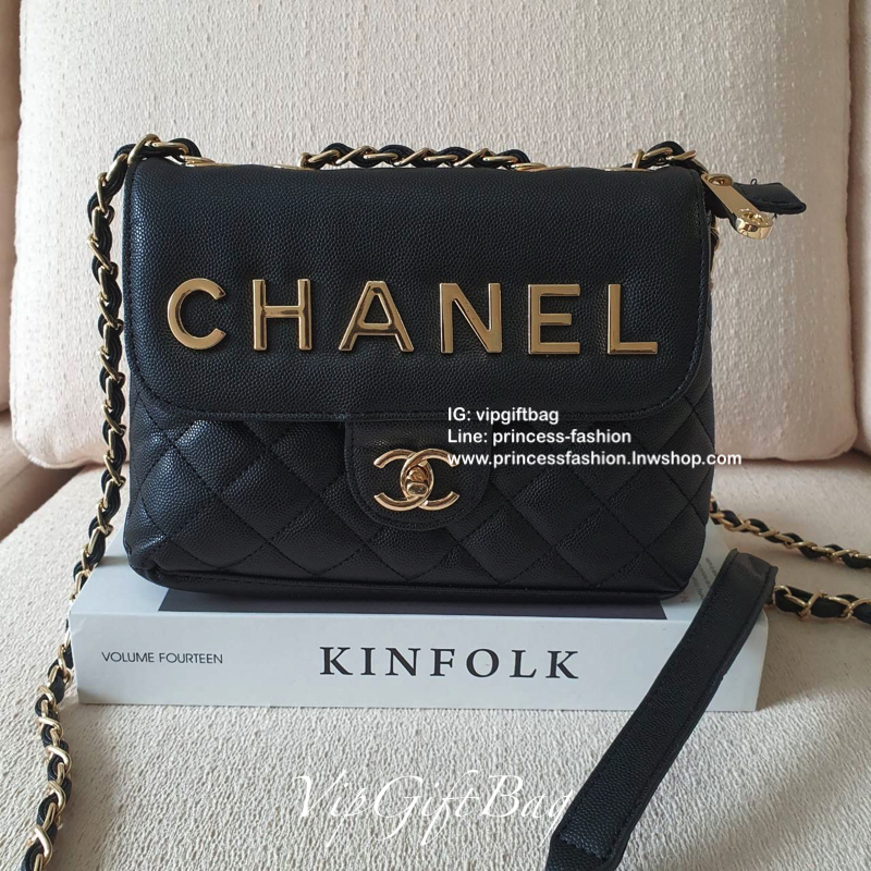 CHANEL VIP GIFT SHOULDER BAG รุ่น LIMITED จากงาน VIP GIFT(GWP) ของแท้100% วัสดุหนังคาเวียร์เต็มใบ ด้านหน้าประดับโลโก้ทองสุดหรู เปิดปิดด้วยหมุดหมุน CC ด้านในมีซิปอีกชั้น อะไหล่ทองทั้งใบ ในใส่ของได้เยอะ มาพร้อมสายสะพายสายโซ่สลับหนังมีที่รองบ่าถนอมไหล่(ถอดไม