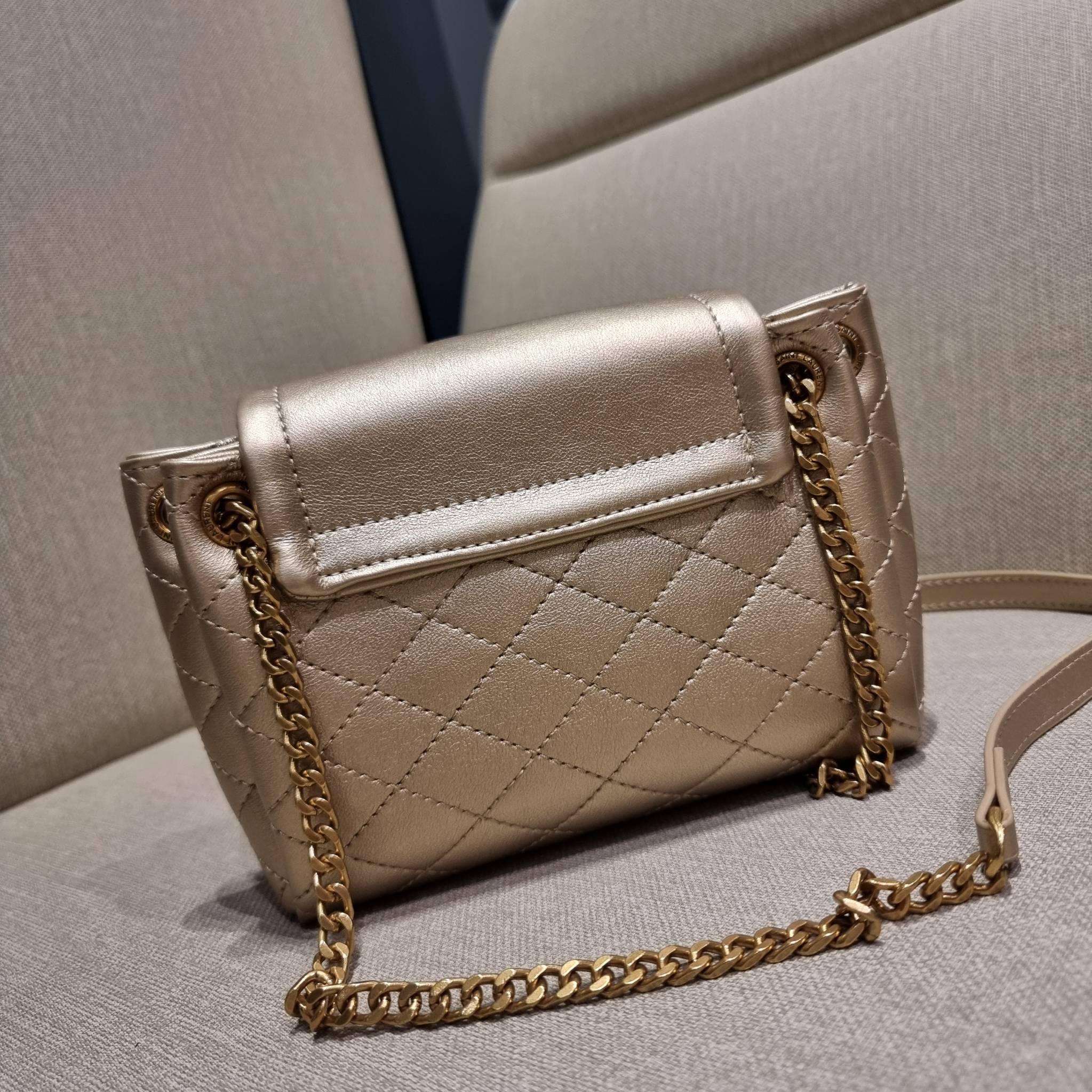 Yves Saint laurent mini nolita in lambskin / YSL mini nolita น้องสาวคนสวยที่ต้องตาเมื่อแรกเห็น กระเป๋าสะพายดีไซน์หรู ไซส์มินิ แบรนด์นี้ไม่เคยทำให้ผิดหวังจริงๆ ด้วยดีเทลความเรียบง่ายแต่มีความหรูอยู่ในตัว วัสดุหนังแกะ สัมผัสดีงามมากๆ เปิด-ปิดด้วยกระดุมแม่เห