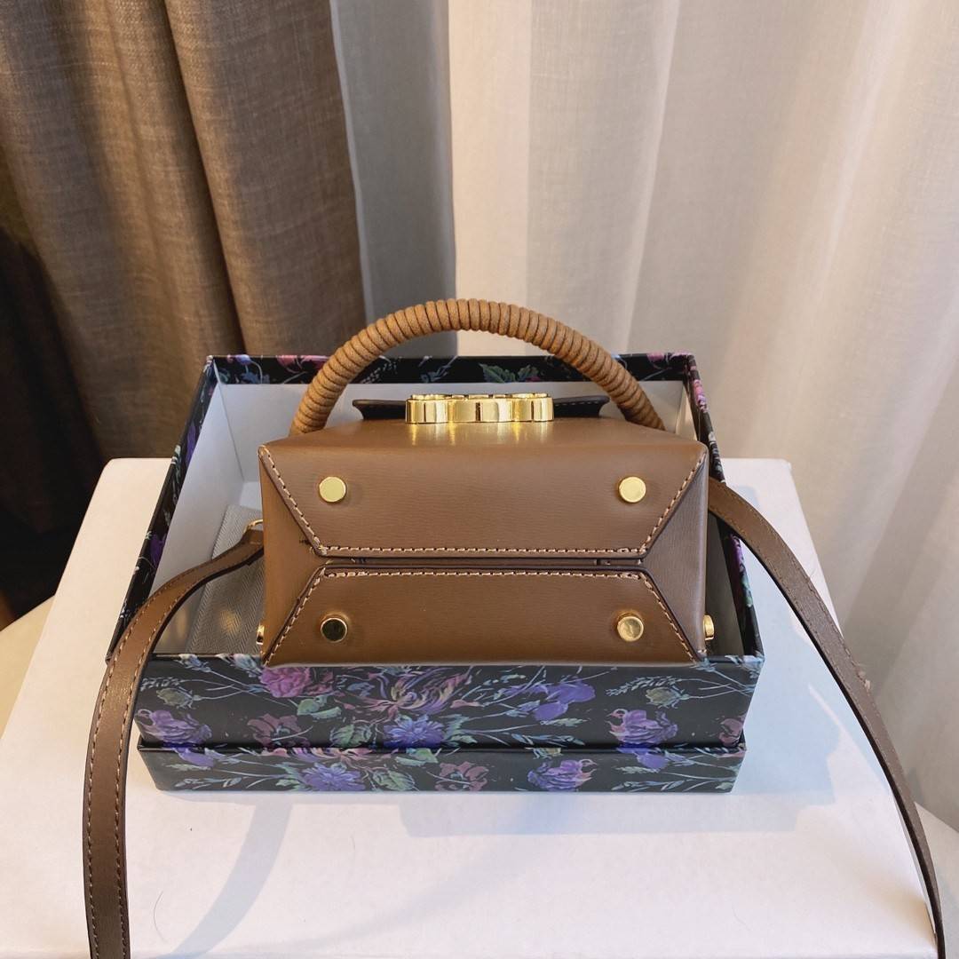 พรีเมี่ยมกิ๊ฟแท้ 100% 】พร้อมส่งที่ไทย!! CELINE BOX CROSSBODY BAG (GWP) พรีเมี่ยมกิ๊ฟ Limited จาก CELINE HAUTE PARFUME DUTYFREE COUNTER วัสดุหนังแท้เรียบเงา หนังสวยอยู่ทรง ประดับด้วยหมุด อะไหล่ทองทั้งใบ ปิดปิดด้วยตัวบีบสัญลักษณ์แบรนด์