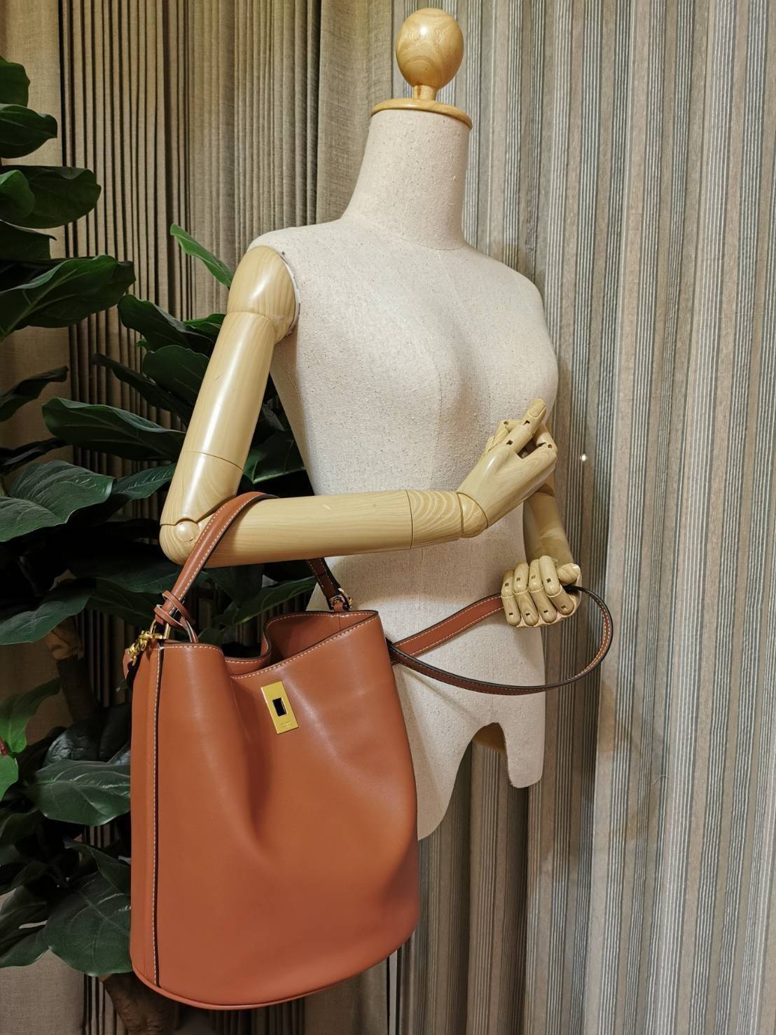 VIP 】NEW! ซื้อ1ได้ถึง2! CELINE TRIOMPHE BUCKET BAG VIP GIFT WITH PURCHASE (GWP) พรีเมี่ยมกิ๊ฟ Limited Edition จาก CELINE PERFUME DUTYFREE COUNTER วัสดุ TRIOMPHE CANVAS & CALFLEATHER ดีไซน์ทรง Bucket ใบใหญ่กำลังดี มาพร้อม Clutch ใบเล็กเข้าชุด หนังนิ่มสวยเน