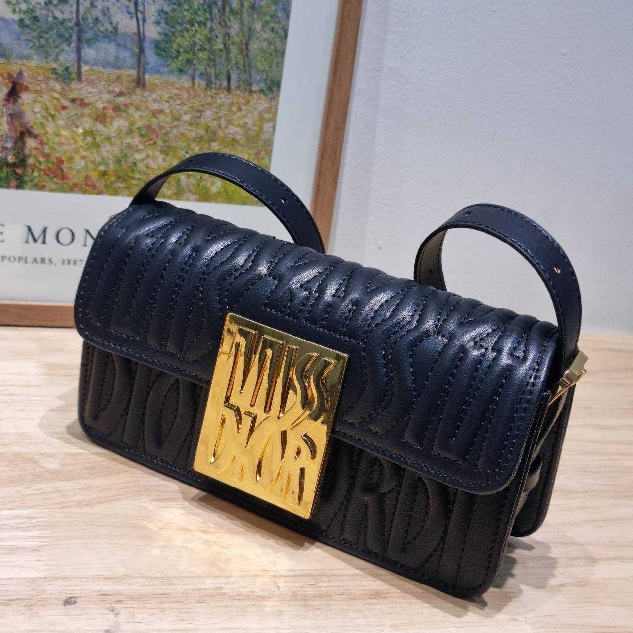 Dior Flap Bag / Quilted Miss Dior Allover Leather Bag กระเป๋าสะพายไหล่สุดลัคชู หรูหราเกินเรื่อง ดีไซน์ใหม่สวยงามด้วยดีเทลฝีเย็บและลายหนังปั๊มนูน