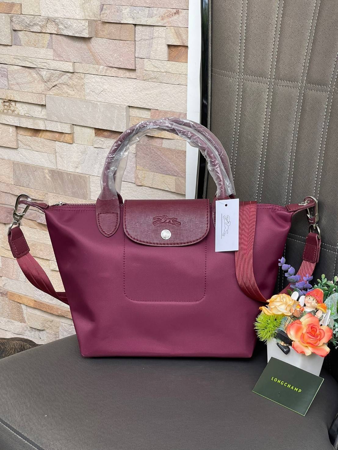 Longchamp Le Pliage Neo Size S มาพบกับกระเป๋ารุ่นยอดนิยม ที่สาวๆ ต้องมีไว้เก็บไว้สักใบ กระเป๋าโท้ทใบนี้ มาพร้อมกับสีที่มีสไตล์เรียบง่าย มีสายสะพายยาวช่วยให้คุณสามารถสะพายไหล่ได้อย่างสบาย ในขณะที่ที่ปิดแบบซิปช่วยให้คุณมั่นใจได้ว่าของด้านในมีความปลอดภัย Le 