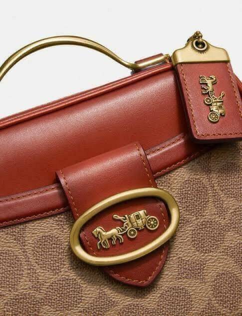 COACH 703 RILEY LUNCHBOX BAG IN SIGNATURE CANVAS กระเป๋า crossbody ทรงกล่องอยู่ทรง ดูแพง วัสดุหนังแคนวาสเคลือบลาย ตัดด้วยอะไหล่ทองเหลือง สวยเข้ากันสุดๆ!! มีช่องหลัก 2 ฝั่ง เปิด-ปิดด้วยซิป ใบนี้สะพายแล้วโดดเด่น ถ่ายรูปขึ้นกล้องแน่นอนจ้า Best item!!