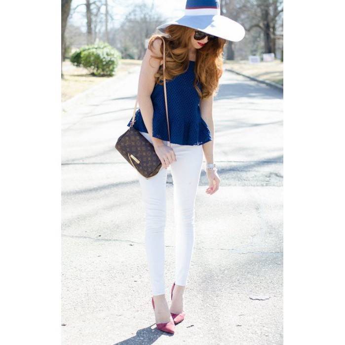 LV CROSSBODY CHAIN BAG rare item!! วัสดุหนังแคนวาส คมชัด หรู เปิด-ปิดกระเป๋าด้วยแถบแม่เหล็ก ภายในเป็นช่องโล่ง ใส่ของใช้สำคัญได้สบายๆ มือถือ พาวเวอร์แบงค์ เครื่องสำอางค์ ของจุกจิกได้หมดจ้า มาพร้อมสายสะพายโซ่ และสายสะพาย crossbody ถอดออกได้ พร้อมเสิร์ฟความส