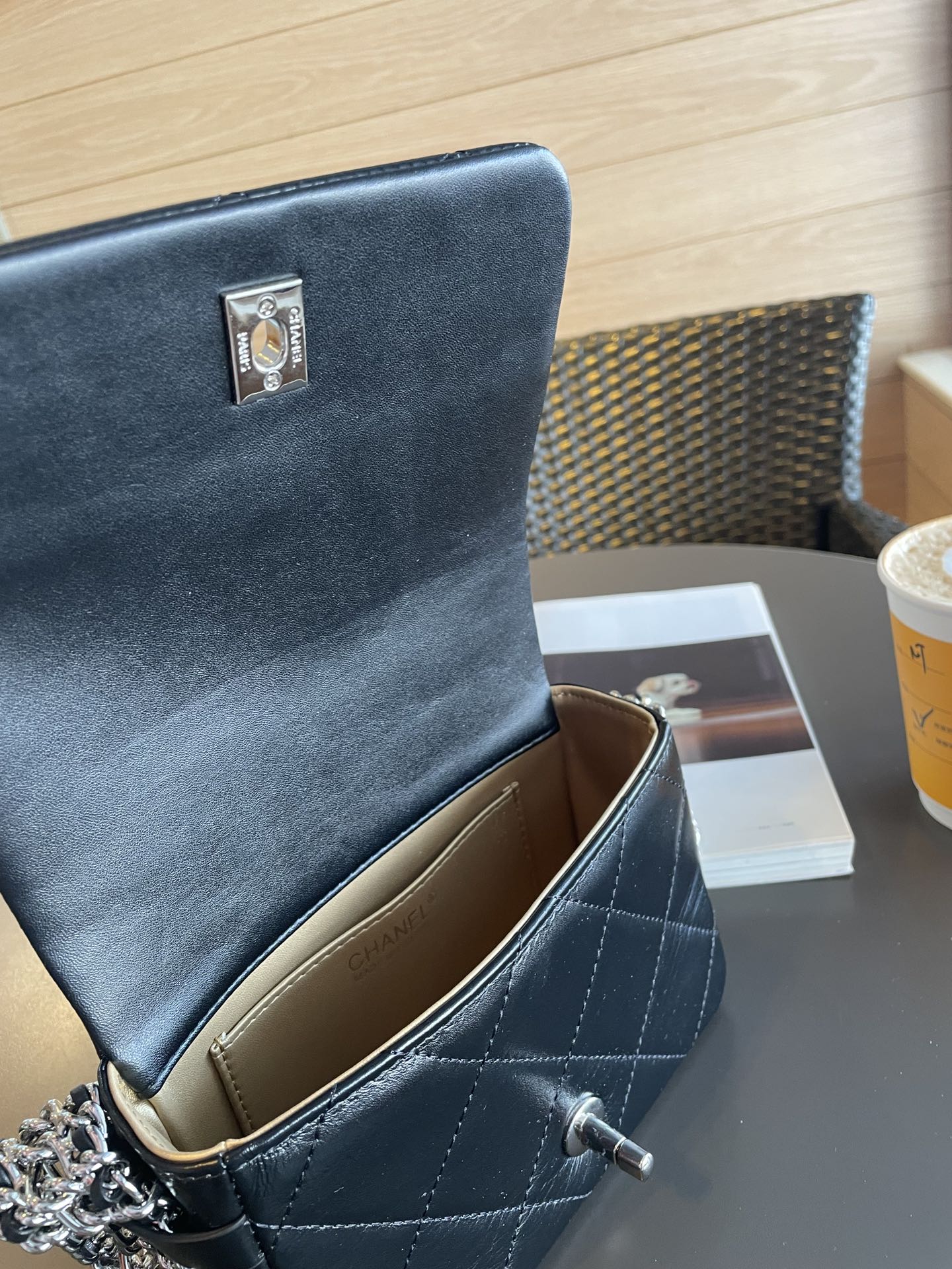 Chanel shoulder bag with chain 8" / Chanel Bag พร้อมส่ง กระเป๋าสะพาย สายโซ่อะไหล่เงินทบสามชั้น หรูหรา งานหนังเรียบสวย มาพร้อมกล่อง อปก ครบเซ็ท รอบนี้จัดราคาพิเศษสุดคุ้มค่ะ ใช้งานต่างประเทศได้ ภาพถ่ายจากงานขายจริง