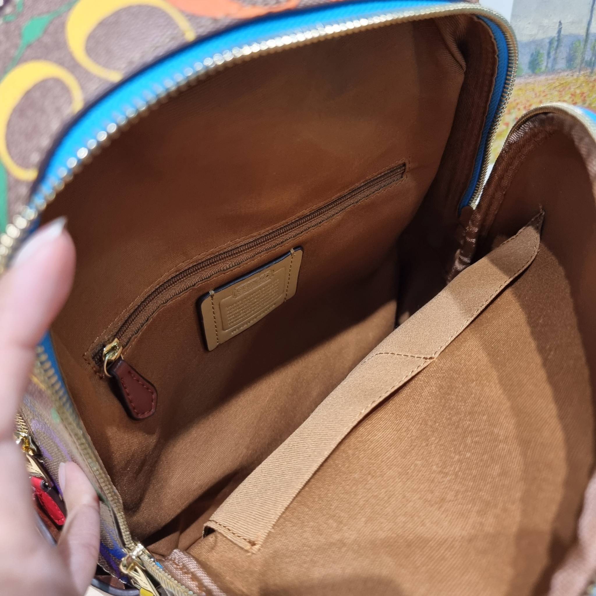 Coach Court Backpack In Rainbow Signature Canvas CA140 กระเป๋าเป้ต้องมาแล้ว ช่วงส่งท้ายปี เทศกาลที่ใครๆก็ไปเที่ยว ใบนี้ตอบโจทย์แน่นอน โดดเด่นด้วยลวดลายสีรุ้ง วัสดุหนังแคนวาส มีช่องซิปให้เลือกใส่ได้มากมาย แย่งสัดส่วนไว้เป็นอย่างดี ด้านหลังบุนวมซอฟท์หลังเวล