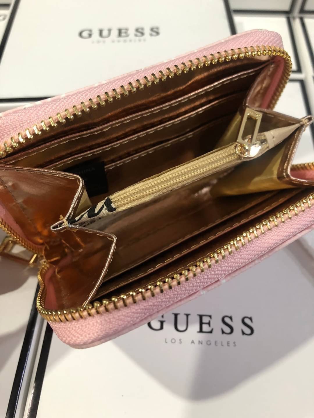 GUESS Women’s Small Wallet กระเป๋าสตางค์แบบสั้น อะไหล่ทอง ขนาดกะทัดรัดพกพาสะดวก ช่องใส่บัตรได้ถึง 6 ช่อง