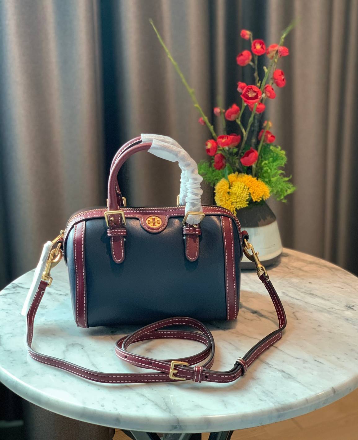 TORY BURCH T Monogram Color-block Barrel Duffle พร้อมส่งที่ไทย สวยก่อนใคร ใบใหญ่ ใส่จุไปเลยจ้าา😘 ✔️กระเป๋าทรงหมอน วัสดุหนังแท้ชั้นดีที่สุด หนังเรียบนิ่มสวย ✔️เปิดปิดกระเป๋าด้วยซิปคู่แบบมีหนังห้อย ภายในกว้างมากสำหรับไซด์นี้ หายห่วงไปเ