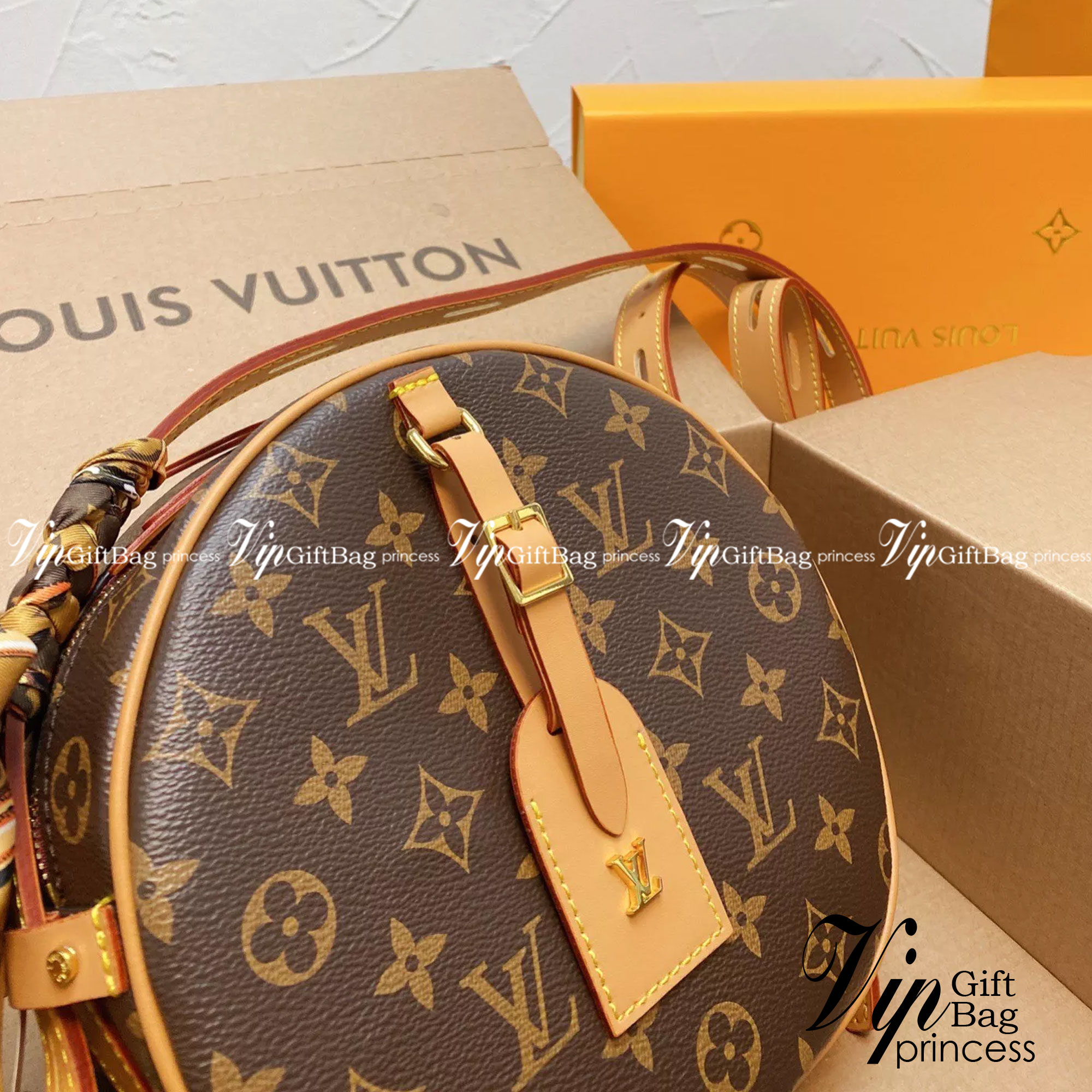 LV Boite Chapeau Souple MM กระเป๋าสะพายโดดเด่นด้วยรูปทรงกลมลายโมโนแกรมสุดชิค ขนาดกะทัดรัด เป็นรุ่นที่ตอบโจทย์และครองใจสาวๆ ได้อย่างแท้จริง ควรมีติดตู้ไว้สักใบ สามารถใช้งานได้ทั้งในชีวิตประจำวัน ไปเที่ยว ชอปปิ้ง รวมไปถึงงานสังสรรค์ค่ะ