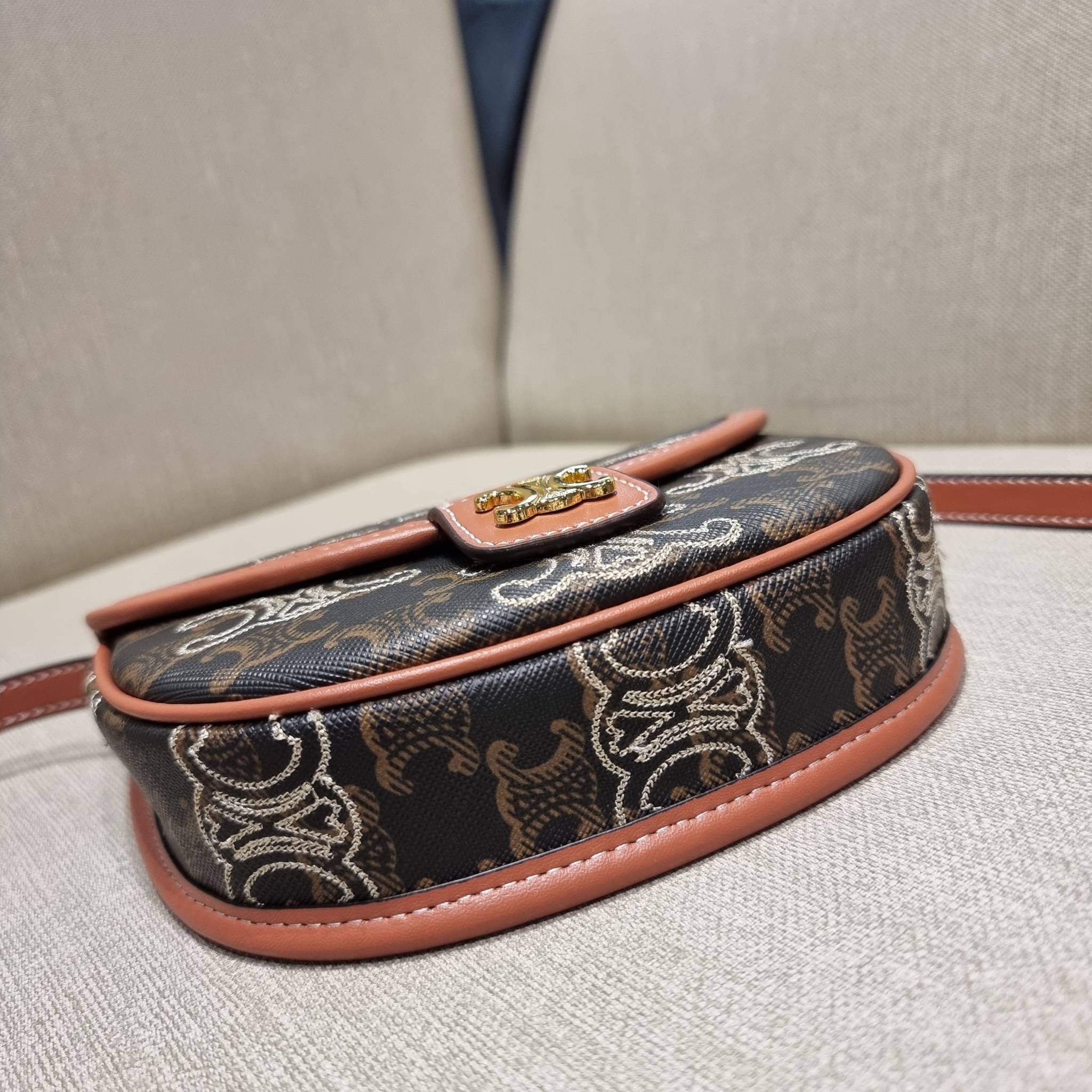 VIP 🥂 CELINE MINI BESACE IN TRIOMPHE CANVAS WITH TRIOMPHE HEART EMBROIDERY ใหม่พร้อมเสิร์ฟแบบไม่ต้องรอใคร!! กับกระเป๋าสะพายข้าง ที่เห็นแล้วต้องรัก ด้วยรูปทรงที่คลาสสิคแฝงความหรู ขนาดกำลังน่าใช้ โลโก้ลายปัก ดีเทลเดินด้ายรูปหัวใจ คละรอบใบ วัสดุหนังแ