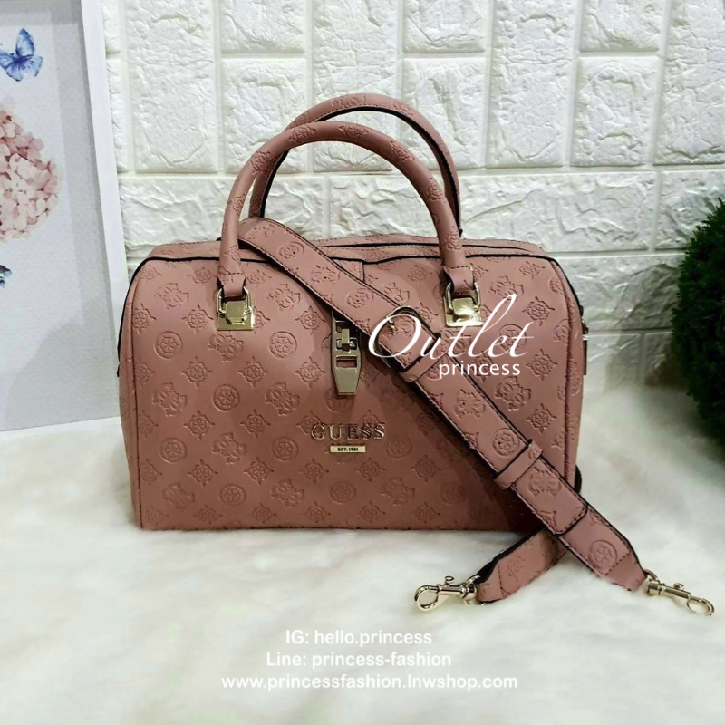 Guess Peony Classic Box Satchel คอลเลคชั่นใหม่สวยหรูจาก Guess กระเป๋าสะพายหนังนิ่มปั๊มแบรนด์รอบใบ ขนาดกำลังดี ฐานกระเป๋ามีหมุดรองฐานกันรอย หัวซิปปั๊มแบรนด์ ภายในกว้างจุของได้เยอะ มาพร้อมสายปรับและถอดออกได้ พร้อมส่ง 4 สี สวยทุกสี พลาดไม่ได้กับสาวยุคใหม่เลย