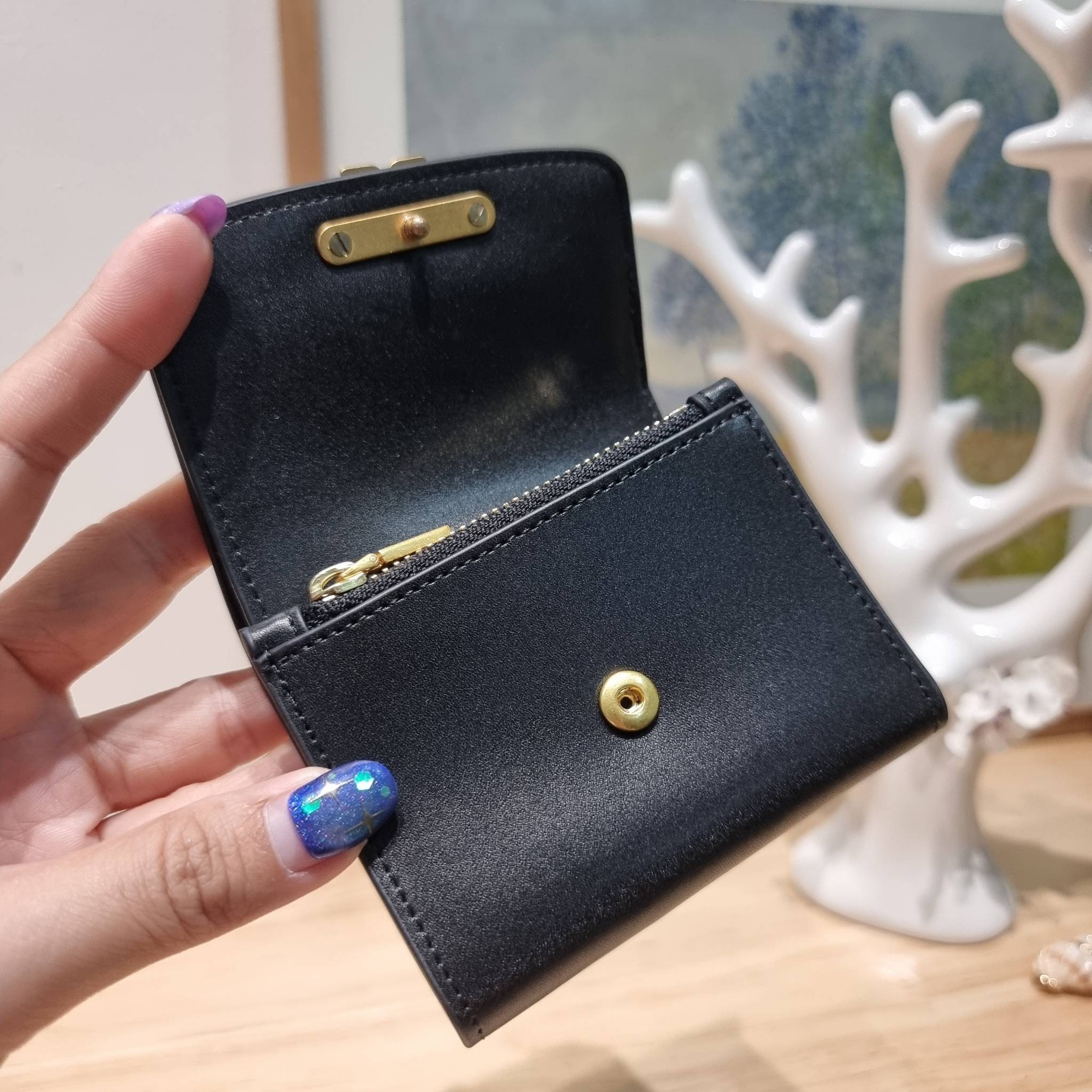 Tory wallet bag / TORY BURCH ELEANOR COMPACT WALLET กระเป๋าสตางค์ใบสั้นรุ่นขายดี แบบพับ ตัวมัมตัวแม่มากๆ ดูหรูหราทุกสี ดีไซน์คลาสสิค ขนาดกำลังพอเหมาะ โดดเด่นด้วยโลโก้สีทองดูแพง