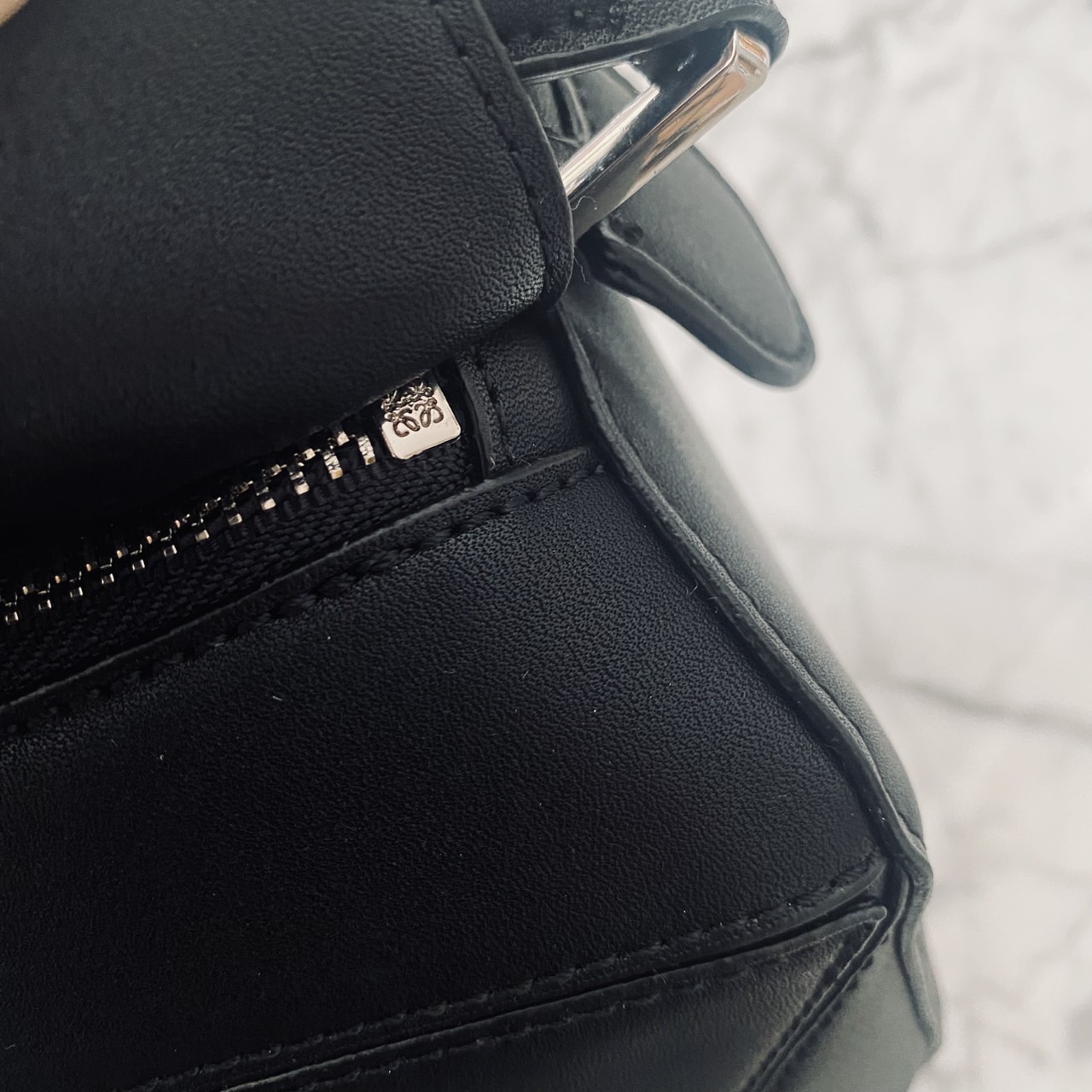 LOEWE Puzzle bag in smooth leather กระเป๋าสะพายทรงกล่องเรียบแต่หรูคูลและเท่ห์ สุดยอดแบรนด์ที่ดีไซน์เป็นเอกลักษณ์ โดดเด่น สไตล์พัซเซิล ใช้ได้ทั้งชายหญิง