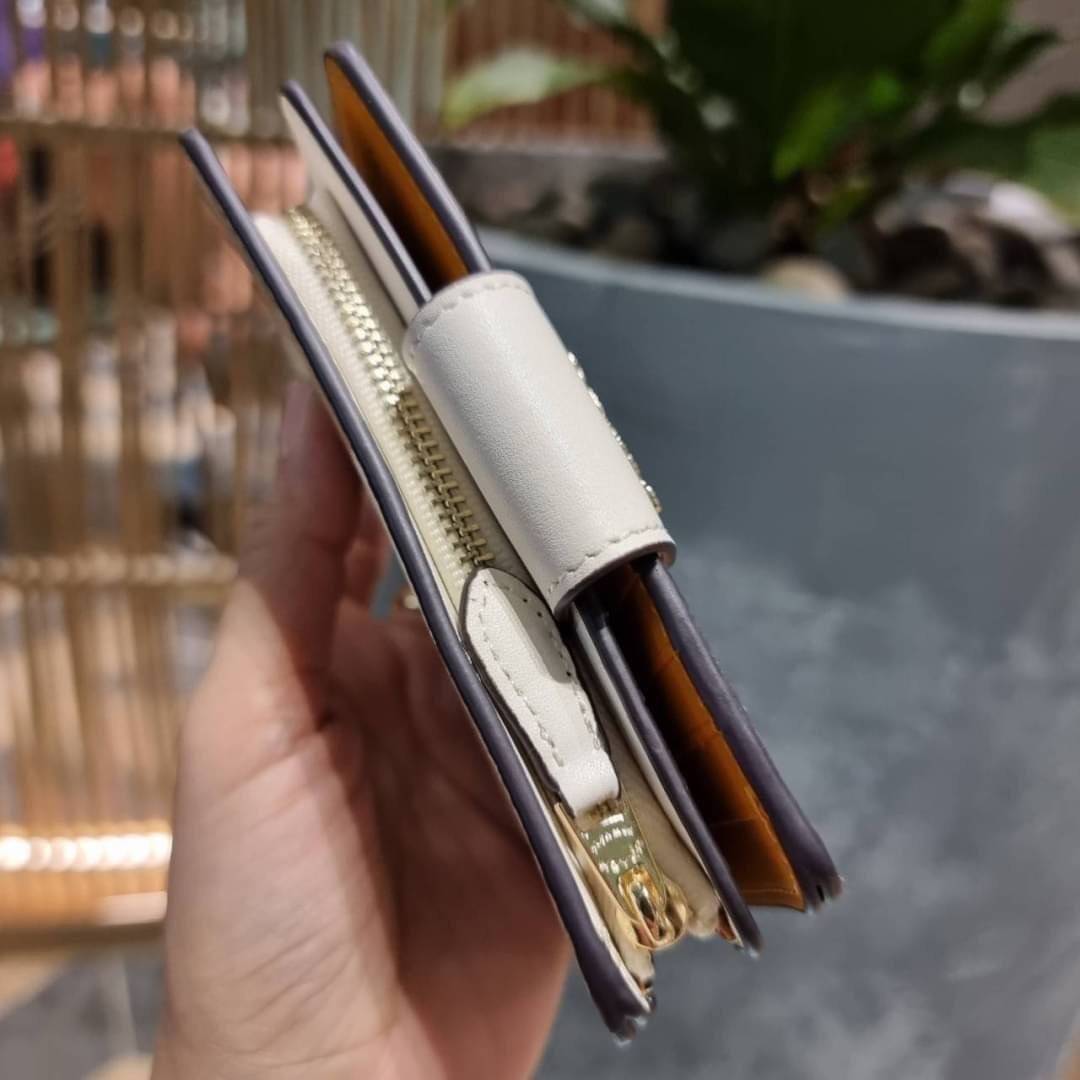 COACH C3375 MEDIUM CORNER ZIP WALLET IN SIGNATURE CANVAS WITH DAISY PRINT ดีไซน์ใหม่ล่าสุด!! คอลเลคชั่นลายพริ้นท์ เพิ่มลูกเล่นให้กระเป๋าสตางค์ของคุณ กับกระเป๋าสตางค์ใบกลาง ขนาดกำลังเหมาะมือ วัสดุหนังแคนวาส ดูแลรักษาง่าย มีช่องใส่บัตรและธนบัตรครบ และช่องซิ