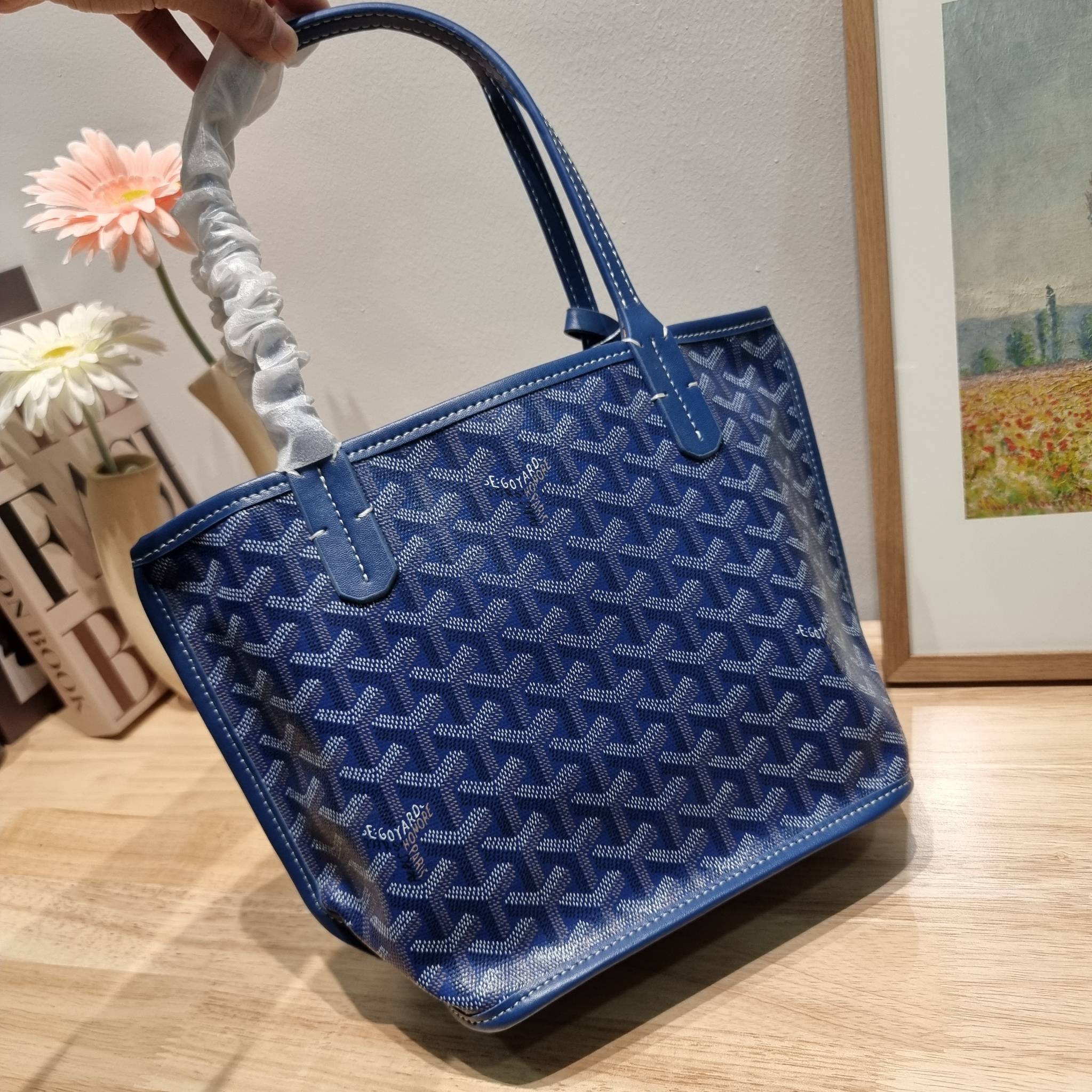 GOYARD MINI ANJOU REVERSIBLE TOTE ฮอตไอเท็ม กับกระเป๋าสะพายทรงโท้ท ไซส์มินิ กะทัดรัดมาก มาครบสีขายดี เลิศทุกสี รูปทรงคลาสสิค ดีไซน์เป็นเอกลักษณ์ ใช้งานได้หลากหลาย สามารถกลับด้านใช้ได้แบบไม่มีเบื่อ