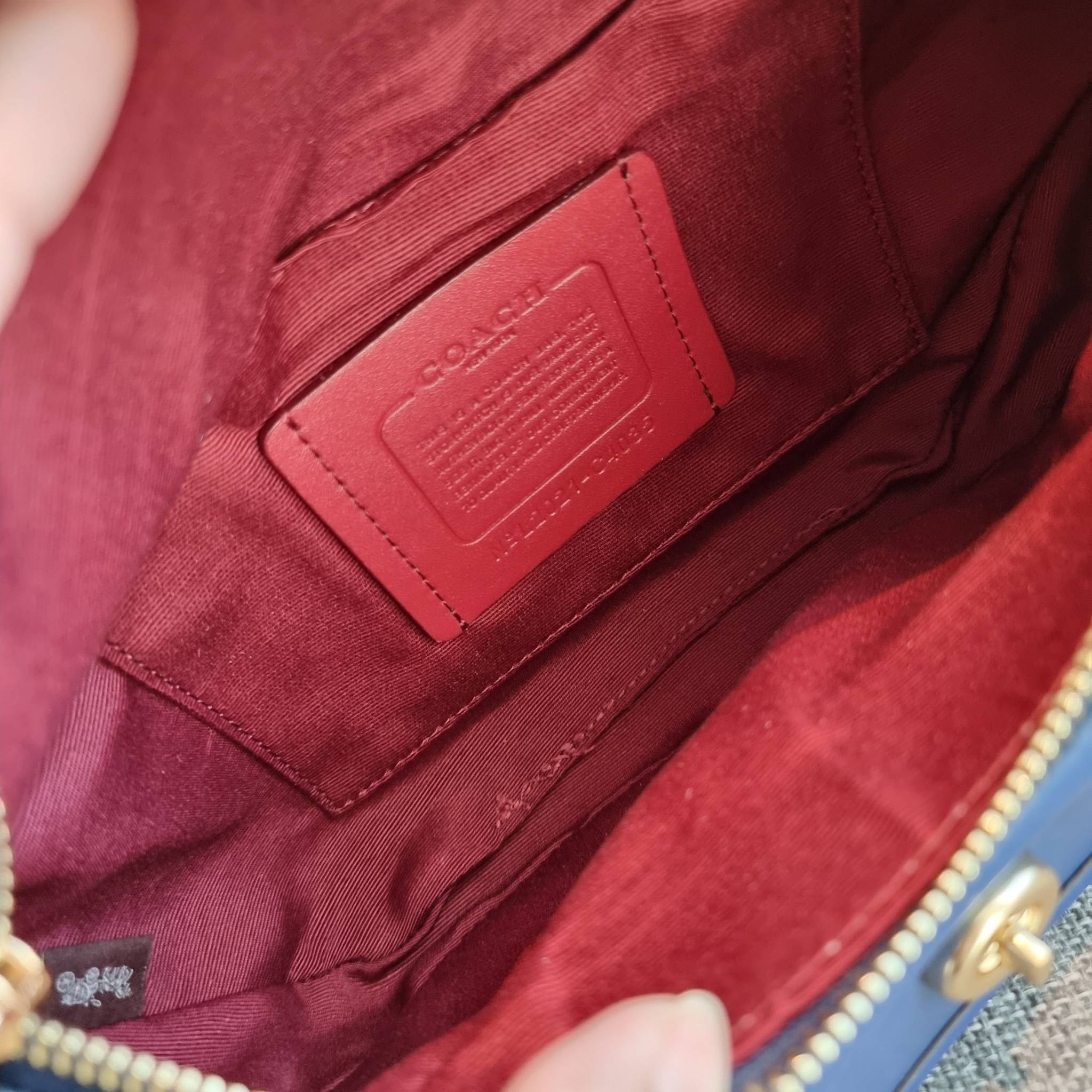 OUTLET 】COACH C4035 HERITAGE BELT BAG IN SIGNATURE CHAMBRAY ใหม่ล่าสุด กระเป๋าคาดอกสุดชิคสำหรับหนุ่มๆ เป็นดีไซน์กึ่งสปอร์ตที่ดูหรูมากๆ แพทเทิร์นเป็นที่ใช้งานง่าย วัสดุผ้าแชมเบรย์สลับหนังแท้ ไม่หนาไม่บางจนเกินไป มีช่องด้านหน้า และซิปหลัก ภายในโล่งกว้าง จุข