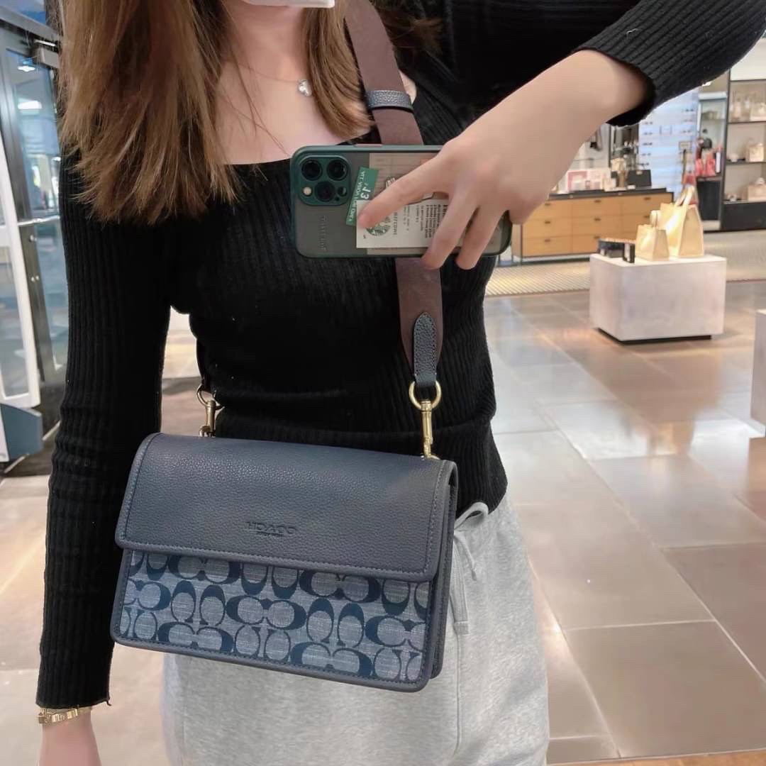 COACH Turner Flap Crossbody In Signature Chambray C8185 กระเป๋าสะพายหนังแชมเบรย์ซิกเนเจอร์และหนังธรรมชาติ ด้านในกระเป๋าซิป กระดุมแป๊ก ซับในหนัง กระเป๋าสลิปด้านนอก สายสะพายถอดได้ ยาว 25” สำหรับสะพายไหล่หรือสะพายข้าง