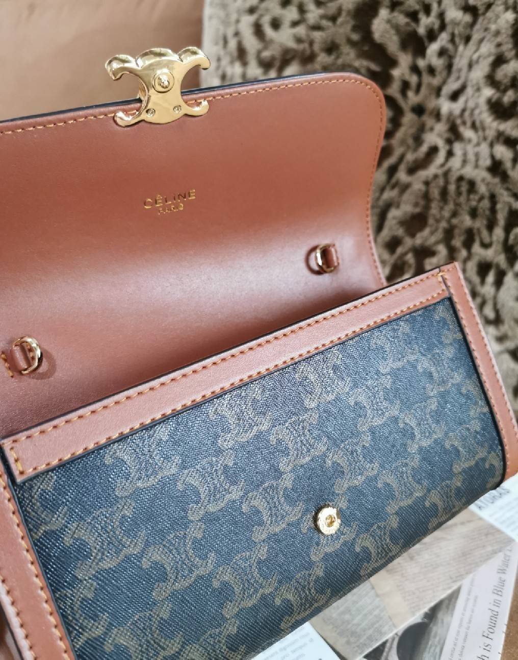 CELINE CLUTCH BAG WITH CHAIN VIP GIFT WITH PURCHASE GWP กระเป๋าพรีเมี่ยมกิ๊ฟ Limited จาก CELINE HAUTE PARFUME DUTYFREE COUNTER วัสดุ Triomphe Canvas หนังสวยอยู่ทรงเปิดปิดด้วยฝาปิดกระดุมประดับโลโก้แบรนด์สีทองด้านหน้า ภายในมีช่องแบ่งหลายช่อง มีช่องใส่บัตรหล