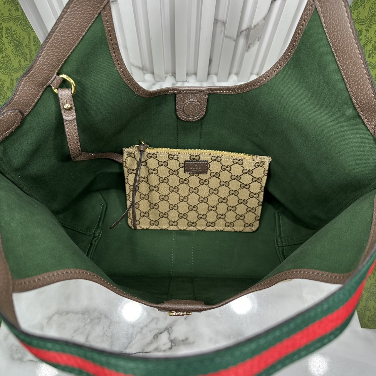 ORI หนังแท้ | Gucci Giglio Large tote bag / Monogram / Denim กระเป๋าทรงสะพายทรงโท้ทใบใหญ่ ดีไซน์ใหม่ล่าสุด สวยหรู่เท่มาก มาพร้อมใบเล็กเข้าเซ็ท พร้อมสายสะพายยาวเขียวแดงเป็นเอกลักษณ์ ภายในโล่งกว้าง จุของได้เยอะจุใจ