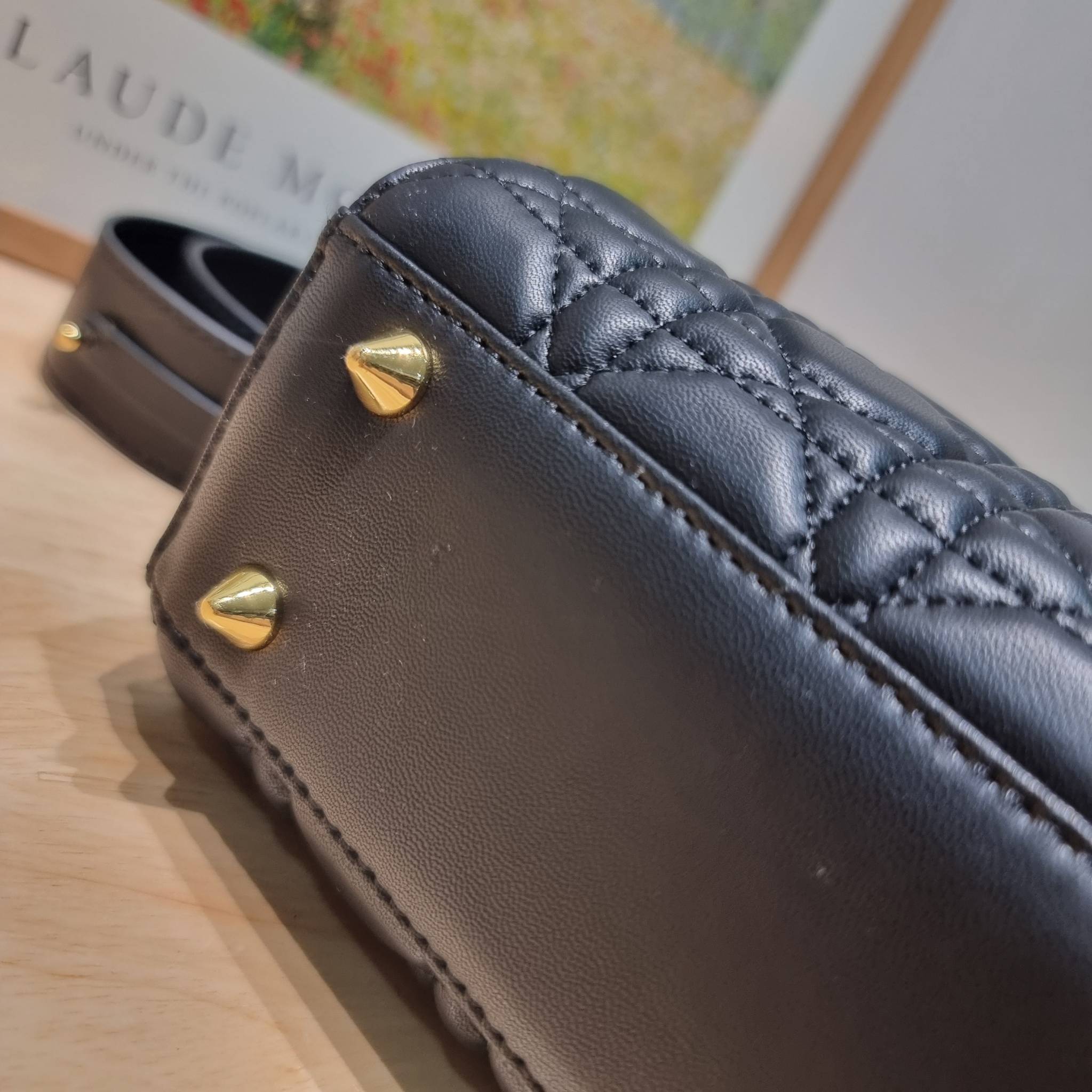 SMALL LADY DIOR MY ABCDIOR BAG Black Cannage / CD LADY BAG พร้อมส่ง กระเป๋าสะพายข้างสุดฮอต ดีไซน์เรียบง่าย แต่แฝงไปด้วยความหรูหรา ทรงกล่องคลาสสิค โดดเด่นด้วยพวงกุญแจอะไหล่สีทอง