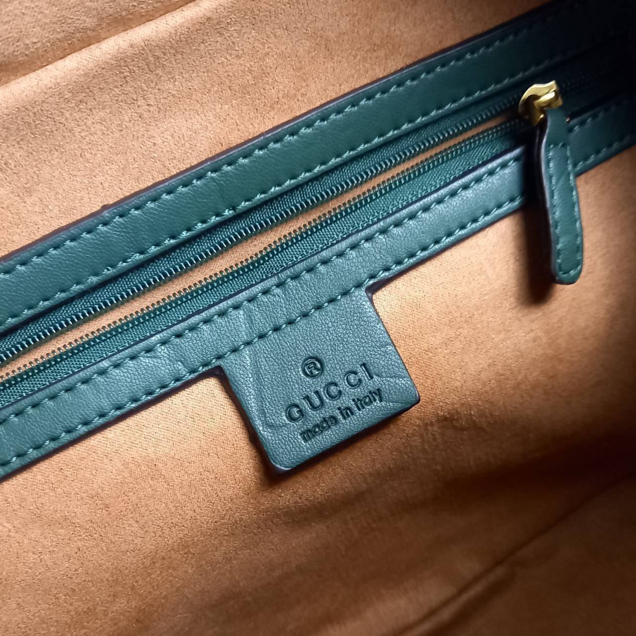 VIP GUCCI GG MARMONT TOP HANDLE SHOULDER BAG / BOLSA GG MATELASSE กระเป๋าถือ กระเป๋าสะพาย คอลเลคชั่นสุดหรู มาพร้อมสายสปอร์ตสะพายยาว สามารถปรับระดับได้ ถอดได้ เป็นอีกรุ่นที่โดดเด่นมากๆ การใช้งานคล้องตัวสุดๆ โดดเด่นด้วยโลโก้ GG ขนาดใหญ่เป็นเอกลักษณ์