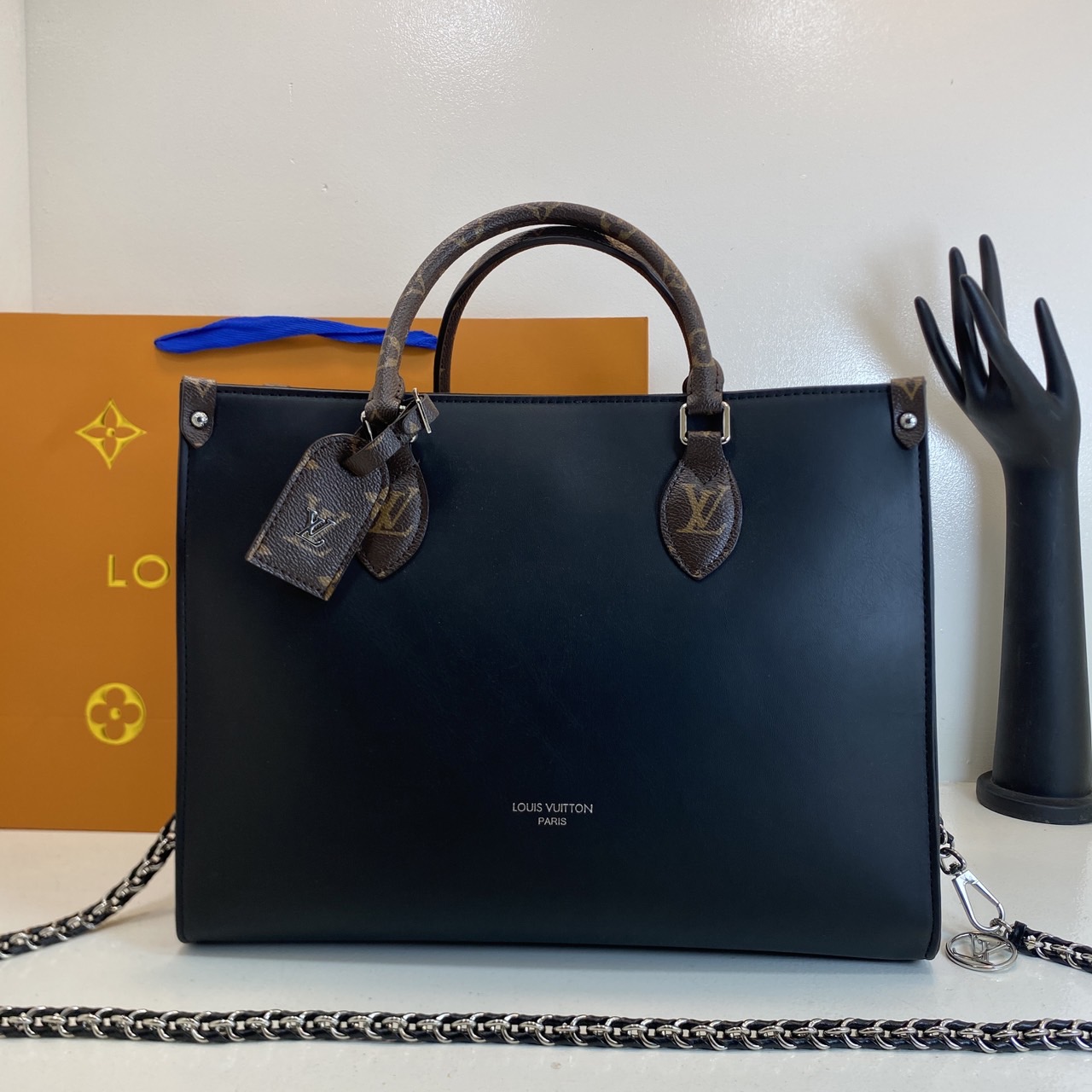 LV Onthego Tote Bag 35cm กระเป๋าทรงโท้ทใบใหญ่ งานหนังเรียบเต็มใบ สวยเรียบง่ายคลาสสิก เพิ่มความโดดเด่นที่หูจับด้วยแคนวาสลายโมโนแกรม ที่ใครเห็นต้องเป็นคลั่งรัก ยอดฮิต คลาสสิค ผู้ดี หรูหราได้ทุกลุค ทุกสไตล์