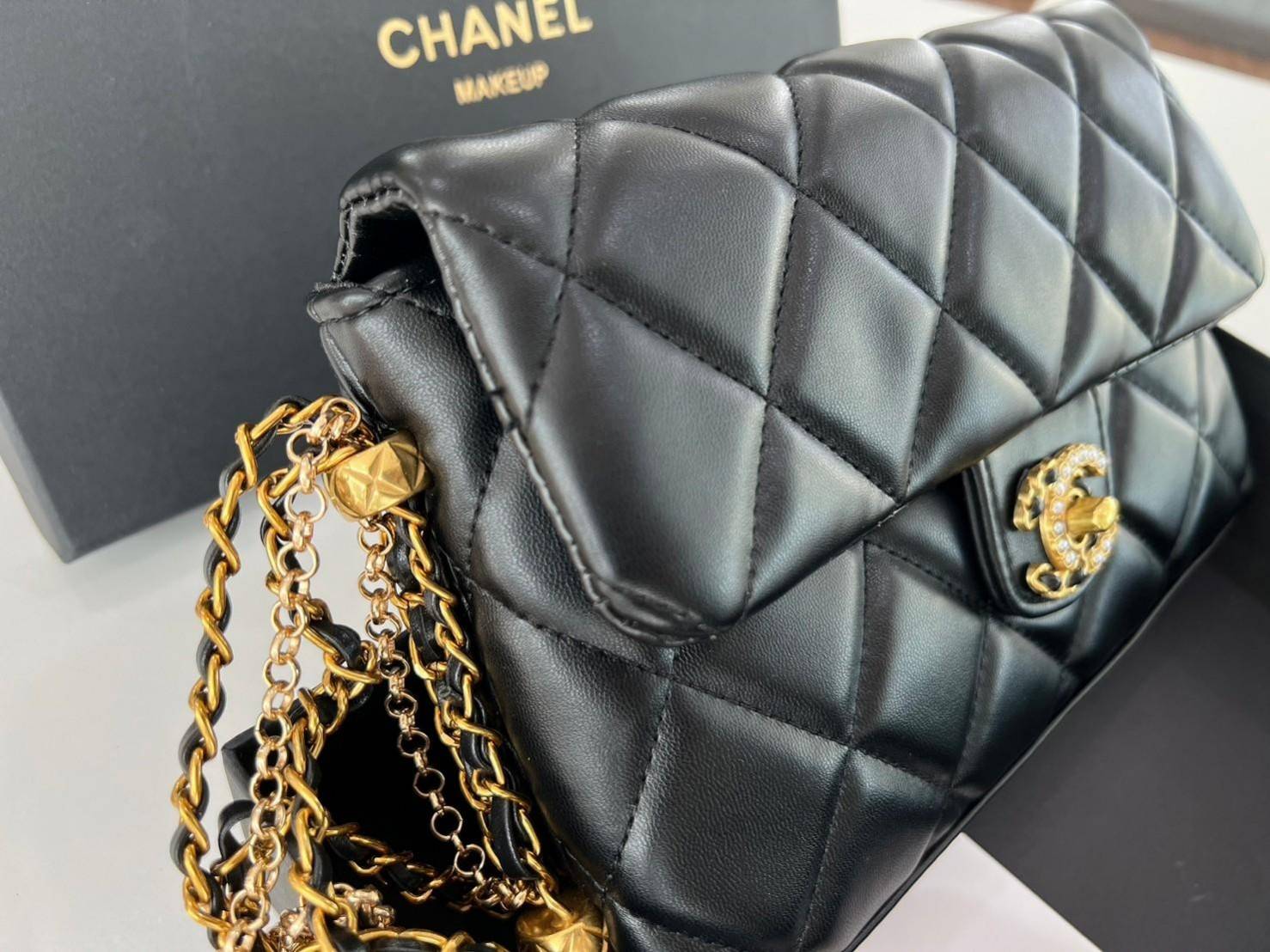 CHANEL flap bag with chain and pearl logo / CHANEL BAG VIP วัสดุหนังแกะสังเคราะห์นุ่ม ลื่น มันเงา อะไหล่ทองหรูหรา