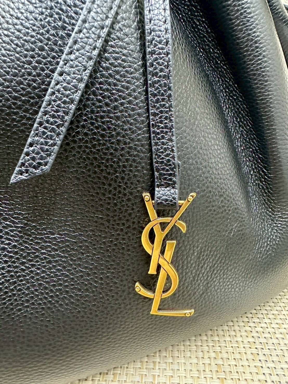 ORI หนังแท้ | YSL PARIS VII small hobo in grained leather / YSL Bucket Bag กระเป๋าสะพายทรงโฮโบบัคเก็ต งานหนังแท้ลายเกรน ฟังก์ชั่นสุดเลิศพร้อมเชือกรูด ดีไซน์รูปทรงใช้งานง่าย ภายในโล่งกว้างมาก