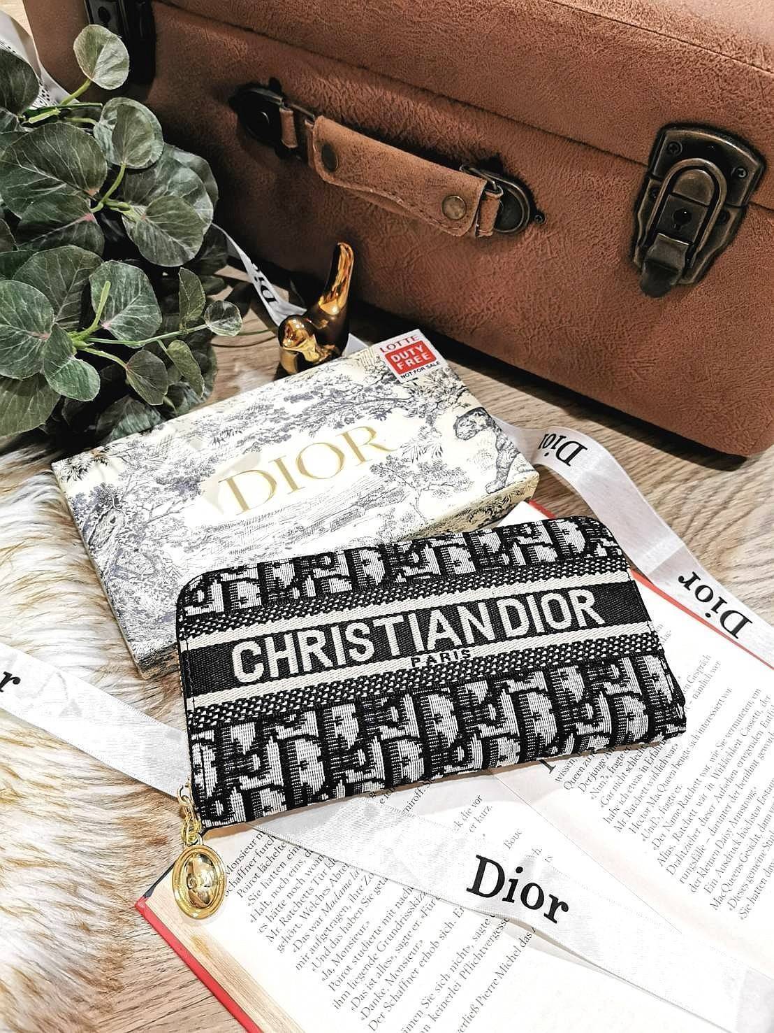 VIP 】CHRISTIAN DIOR ANAGRAM LONG WALLET VIP GIFT WITH PURCHASE (GWP) กระเป๋าสตางค์ใบยาวไอเท็มแนะนำพรีเมี่ยมกิ้ฟ Limited จาก DIOR DUTYFREE ลาย Dior Anagram สวยคลาสสิคไม่มีเอ้าท์ เปิดปิดด้วยซิปแบรนด์สีทองสะดวกใช้ ภายในมีช่องแบ่งหลายช่องและช่องซิปกลางเเยกเป็