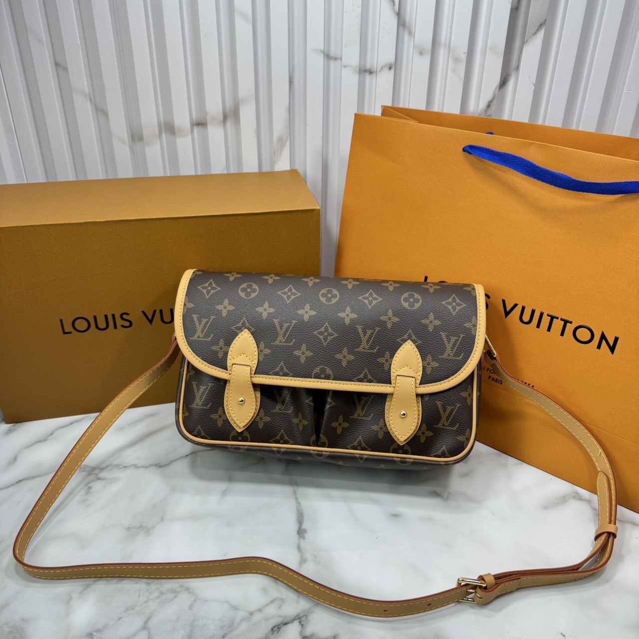 ORI หนังแท้ | LV Satchel Messenger Bag กระเป๋าสะพายทรงแมสเซนเจอร์ ดีไซน์วินเทจสุดไอคอนิกยุค'90s รังสรรค์จาก Monogram แคนวาส แต่งขอบหนัง ได้แรงบันดาลใจจากกระเป๋ารุ่น Gibecière ใช้งานในทุกวันกับทุกลุค