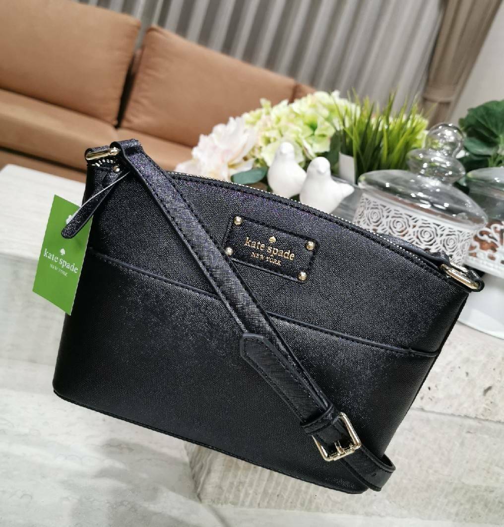 Kate Spade New York Cross Body Bag กระเป๋าสะพายรุ่นยอดนิยมจาก Kate Spade Factory วัสดุหนัง Saffiano สวยหรูอยู่ทรง ด้านหน้ามีโลโก้แบรนด์และช่องใส่ของ เปิดปิดด้วยซิปสะดวกใช้ ภายในมีช่องซิปและช่องใส่ของ รุ่นนี้สามารถใส่กระเป๋าสตางค์ใบยาว มือถือ ของจุกจิกได้เ