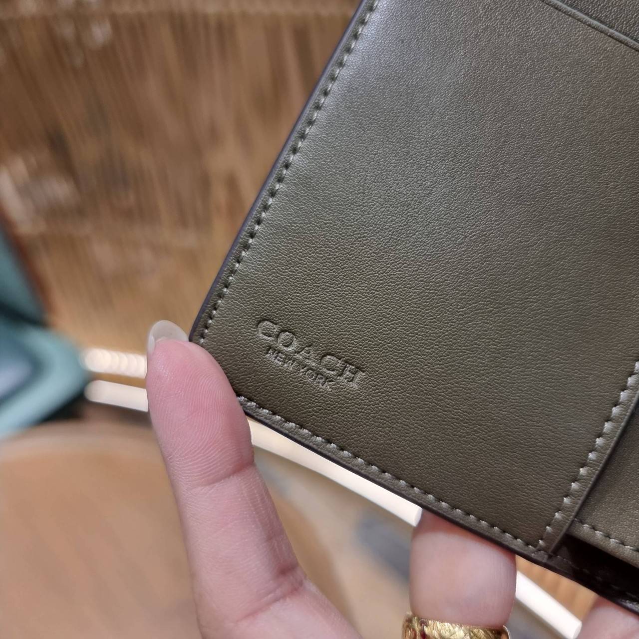 COACH C0082 MEDIUM CORNER ZIP WALLET IN SIGNATURE CANVAS ดีไซน์ใหม่ล่าสุด!! กระเป๋าสตางค์ใบกลาง 👛 ขนาดกำลังเหมาะมือ วัสดุหนังแคนวาสเคลือบลาย ดูแลรักษาง่าย มีช่องใส่บัตรและธนบัตรครบ และช่องซิปแยกไว้ใส่เหรียญ ครบเซ็ทแบบนี้เหมาะส่งต่อเป็นของขวัญที่สุ