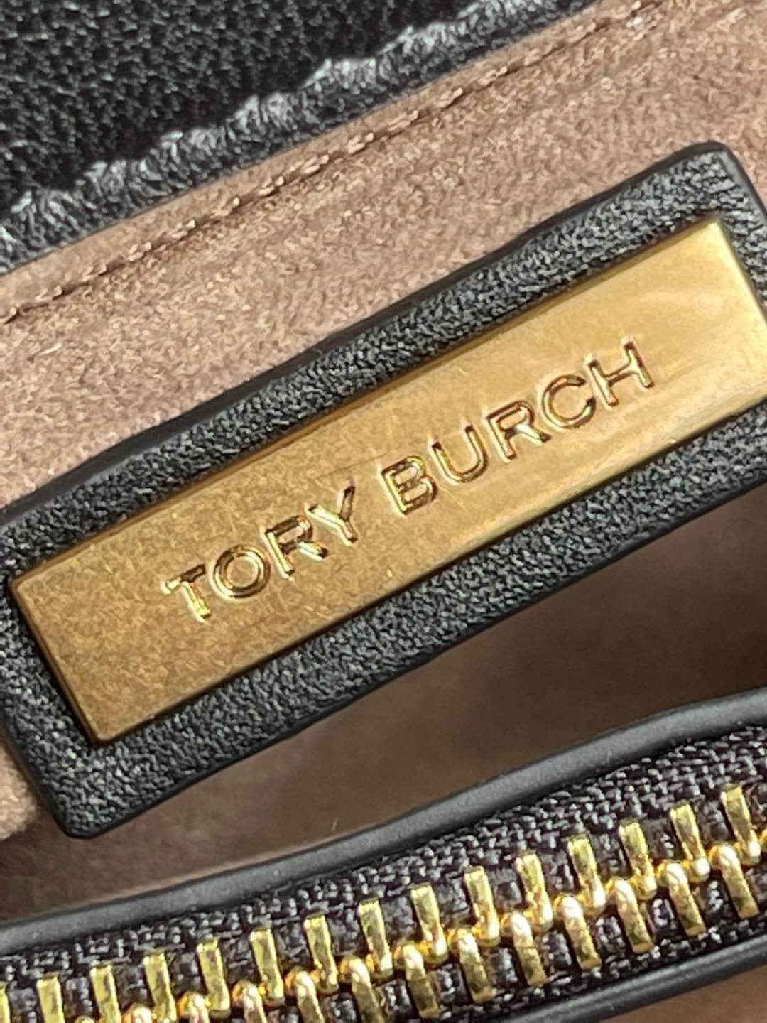 OUTLET 】Tory Burch Kira Top Handle Satchel มี2ขนาด Small/Medium กระเป๋าทรงใหม่ล่าสุดจากรุ่นคิร่า (Kira) มาในเทคนิคตัดเย็บควิลท์แนวขนาน ใช้วัสดุหนังเงานุ่ม สะท้อนแรงบันดาลใจแบบนิวยอร์กจากเบาะหนังในรถคลาสสิค Hardwareสีทองสวยหรู และจุดเด่นอีกรุ่นคิร่าคือความ
