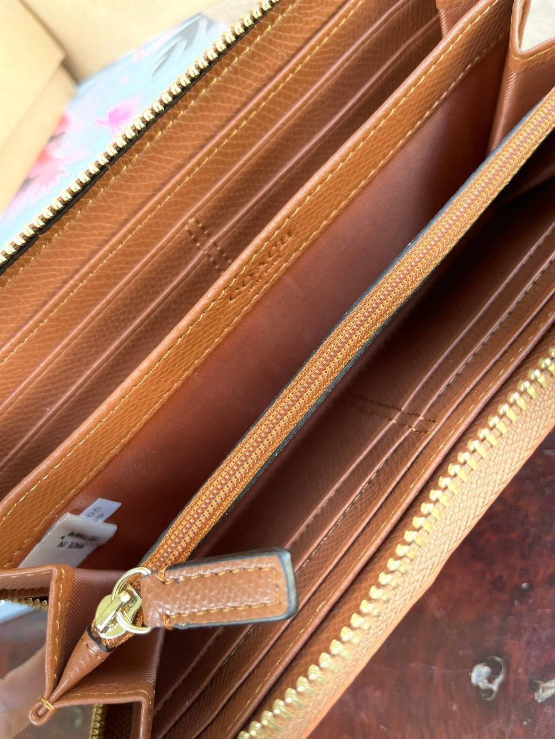 COACH F54630 ACCORDION ZIP WALLET IN SIGNATURE เป็นกระเป๋าสตางค์ที่เหมาะกับการใช้งาน นอกจากเพิ่มความมั่นใจแล้ว ยังทำให้ชีวิตของเราง่ายขึ้นอีกด้วย โดยการเปิดปิดแบบซิปรอบ สามารถใส่ธนบัตร เหรียญ บัตรต่างๆได้หลายใบเลยทีเดียว ขนาดของกระเป๋าสามารถถือแทนกระเป๋าค