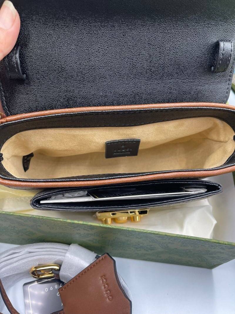 VIP GIFT 】หนังแท้ GUCCI mini Padlock bag GG Supreme canvas หนึ่งในแบรนด์เนมยอดฮิตระดับโลกที่สายแฟชั่นตัวจริงต้องมีสักใบในตู้ เพราะเป็นแบรนด์ที่เหล่าบรรดาเซเลปและดาราใช้กันเยอะมาก รุ่นก็เป็นอีกหนึ่งใบที่คุ้มค่าคุ้มราคามากค่ะ ด้วยดีไซน์ที่ใช้งานได้หลายโอกาส