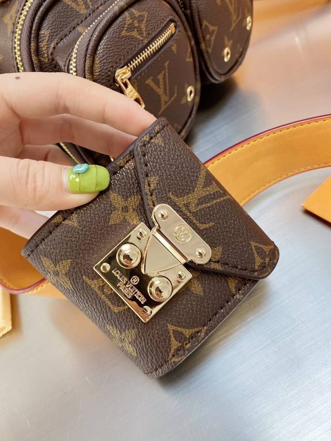 LV UTILITY CROSSBODY Crossbody Monogram bag ภาพถ่ายจากงานขายจริง ใช้งานต่างประเทศได้