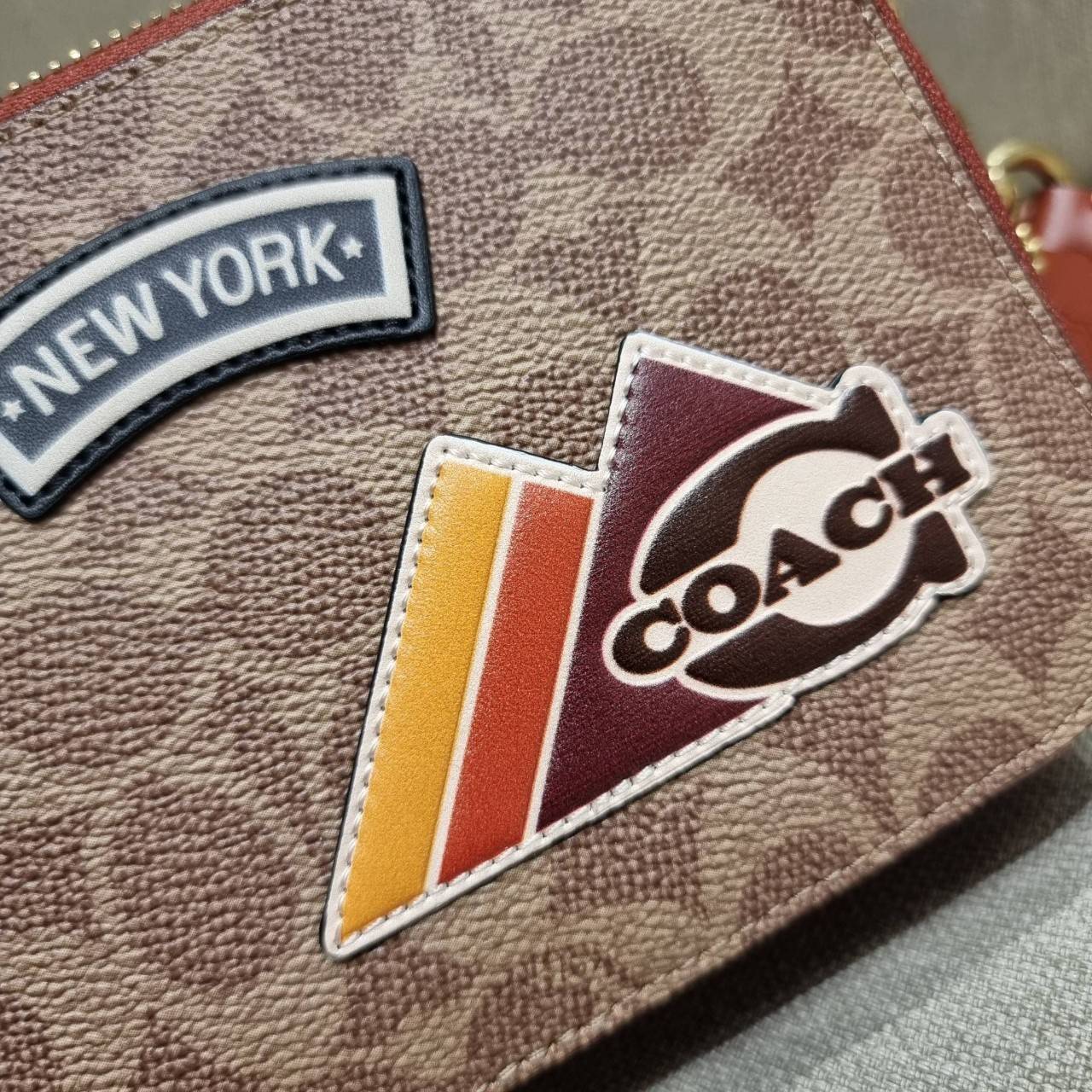 COACH C6744 CHARTER SLIM CROSSBODY IN SIGNATURE CANVAS WITH PATCHES คอลเลคชั่นฮอลิเดย์ สดใสพร้อมปังพร้อมส่ง!! น่ารักมากๆกับดีไซน์สกีเรทโทรวินเทจ วัสดุหนังแคนวาสเคลือบลายสลับหนังแท้ โดดเด่นด้วยแพทช์ลายสวยคม ดีเทลความเลิศมันอยู่ตรงนี้!! ตรงที่มีน้องใบเล็กมา