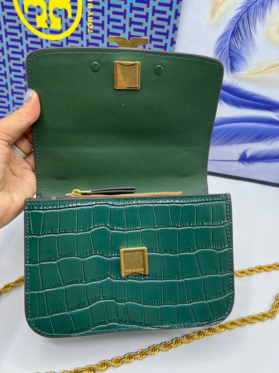 6 สี Tory Burch Croc Eleanor Small Bag / TORY BURCH ELEANOR CROC EMBOSSED LEATHER กระเป๋าสะพายหนังพิมพ์ลายจระเข้ ดีไซน์หรูหรา โด่นเด่นด้วยโลโก้แบรนด์อะไหล่ด้านหน้า และสายสะพายโลหะสีทอง