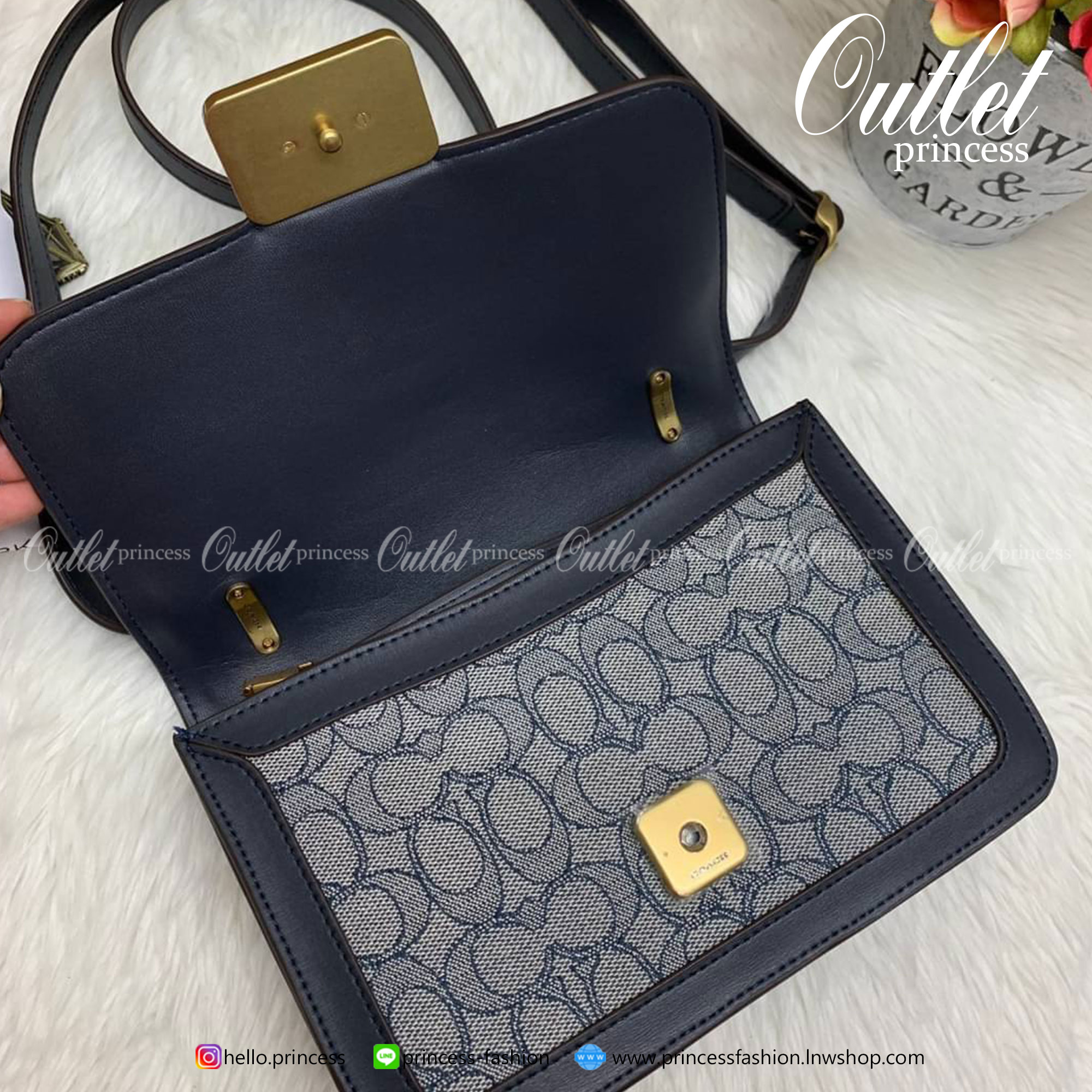 COACH ALIE SHOULDER BAG IN SIGNATURE JACQUARD WITH SNAKESKIN DETAIL ((4615)) 🔺ยังไม่เข้าไทยค่ะ ได้ไปไม่ผิดหวังแน่นอนค่ะ! พร้อมส่ง! กระเป๋าสะพายข้างหรือสามารถทบสายกันเพื่อคล้องไหล่ได้ค่ะ วัสดุ Jacquard+หนังแท้ หนังนิ่มสวยงามมากๆค่ะ ด้านหน้าเป็นแผ่น