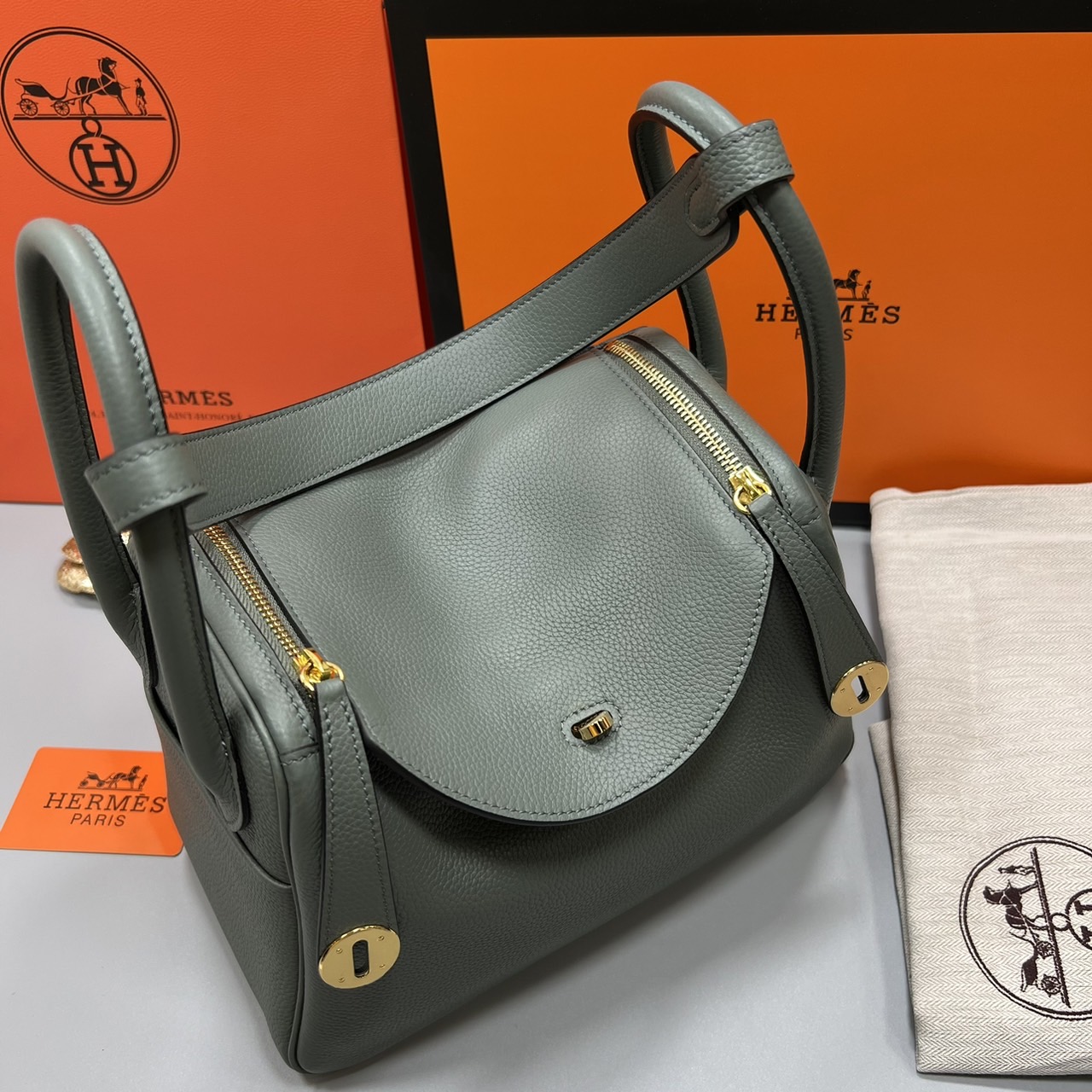 พร้อมส่ง 15 สี HERMES Lindy 26 bag กระเป๋าทรงโท้ทหนังสวยอย่างดี เอกลักษณ์ของความเรียบหรูไฮคลาสอย่างสมบูรณ์แบบ เกรดออริ สลับแท้ งานสวยตามรูป ใช้งานต่างประเทศได้