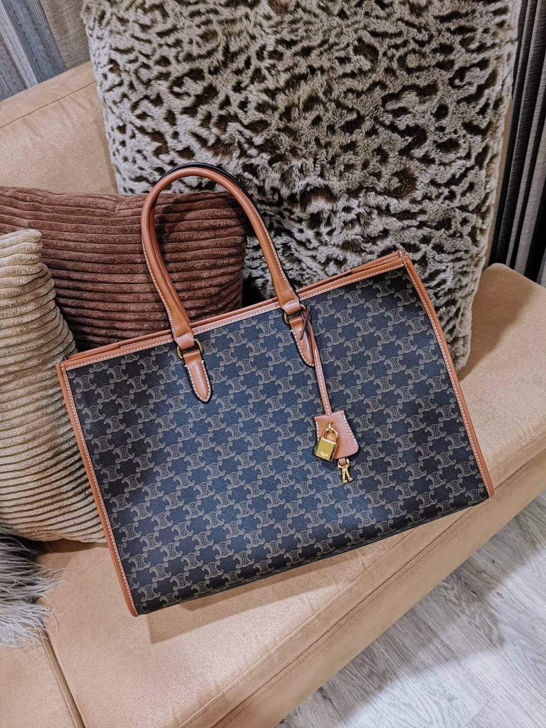 VIP 】CELINE LARGE TOTE BAG VIP GIFT WITH PURCHASE (GWP) กระเป๋าพรีเมี่ยมกิ๊ฟ Limited จาก CELINE HAUTE PARFUME DUTYFREE COUNTER วัสดุ TRIOMPHE CANVAS หนังแท้สวยอยู่ทรงดีไซน์หรูคลาสสิค มาพร้อมTAGสายหนังห้อยกุญแจทอง ภายในโล่งกว้างมีช่องซิป หัวซิปแบรนด์ สามาร