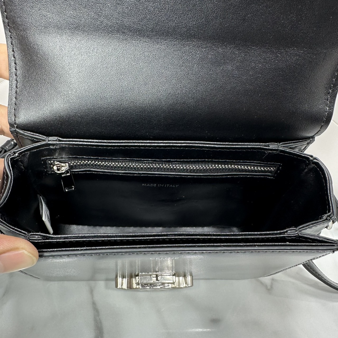 ORI หนังแท้ | 7" CELINE TRIOMPHE TEEN BAG in glossy leather กระเป๋าสะพายรุ่นยอดนิยม ถ่ายทอดให้เห็นถึงแก่นแท้ของสไตล์แบบ CELINE งานหนังเรียบเงาสวยหรูหรา